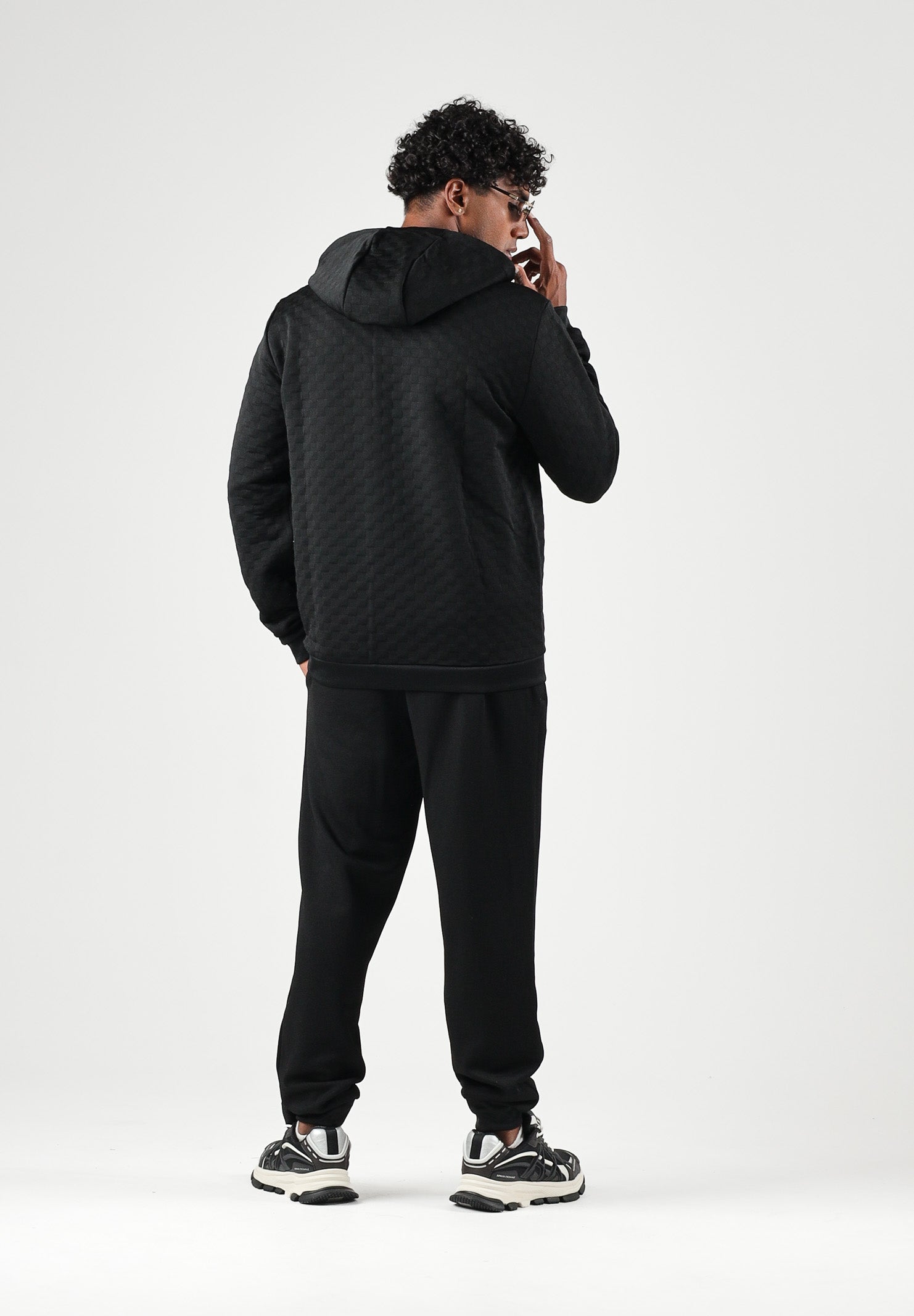 EA7 Pantaloni logo-patch neri per uomo con logo laterale, vita elasticizzata e fondo alla caviglia 7M002248AF26242 UC001 EA7 