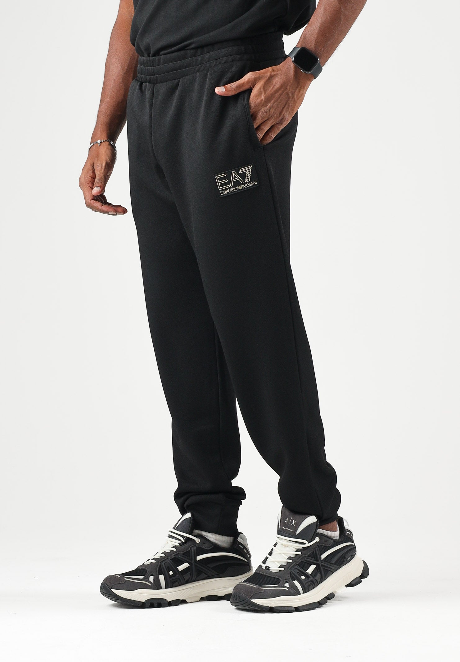 EA7 Pantaloni logo-patch neri per uomo con logo laterale, vita elasticizzata e fondo alla caviglia 7M002248AF26242 UC001 EA7 