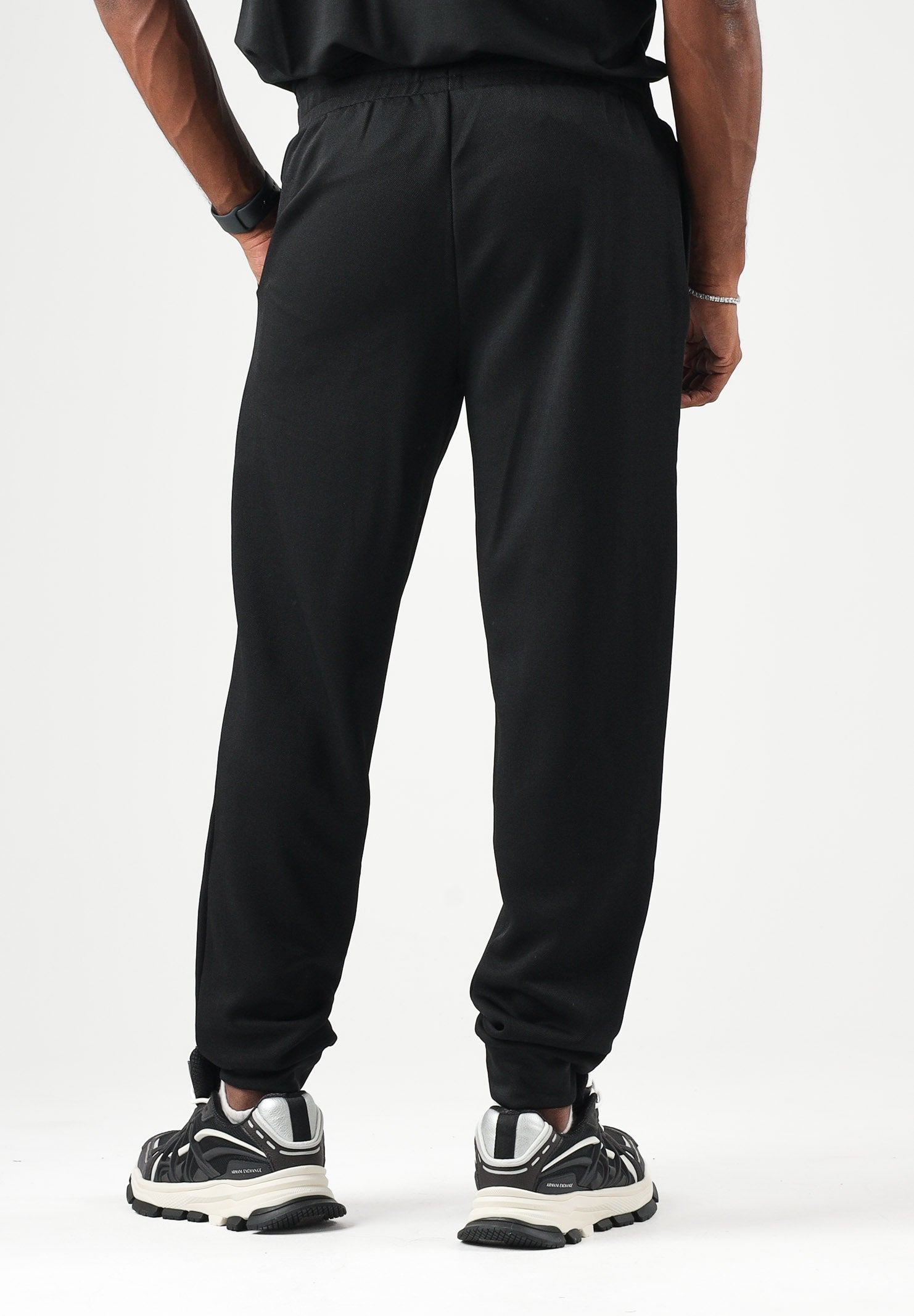 EA7 Pantaloni logo-patch neri per uomo con logo laterale, vita elasticizzata e fondo alla caviglia 7M002248AF26242 UC001 EA7 