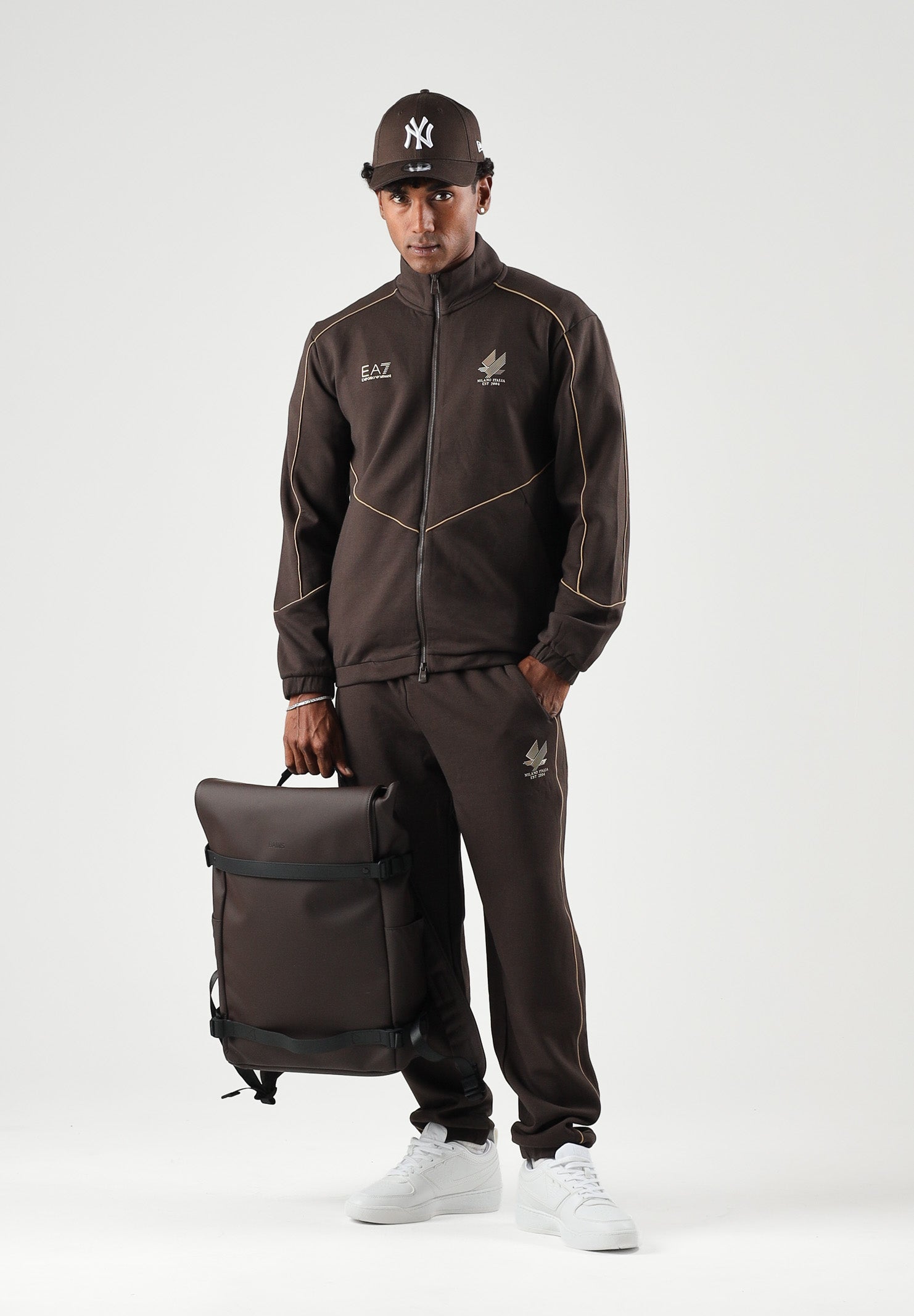EA7 Tuta sportiva marrone per uomo con piping a contrasto, giacca con zip e pantaloni jogger. 7M002259AF21491 U6027 EA7 