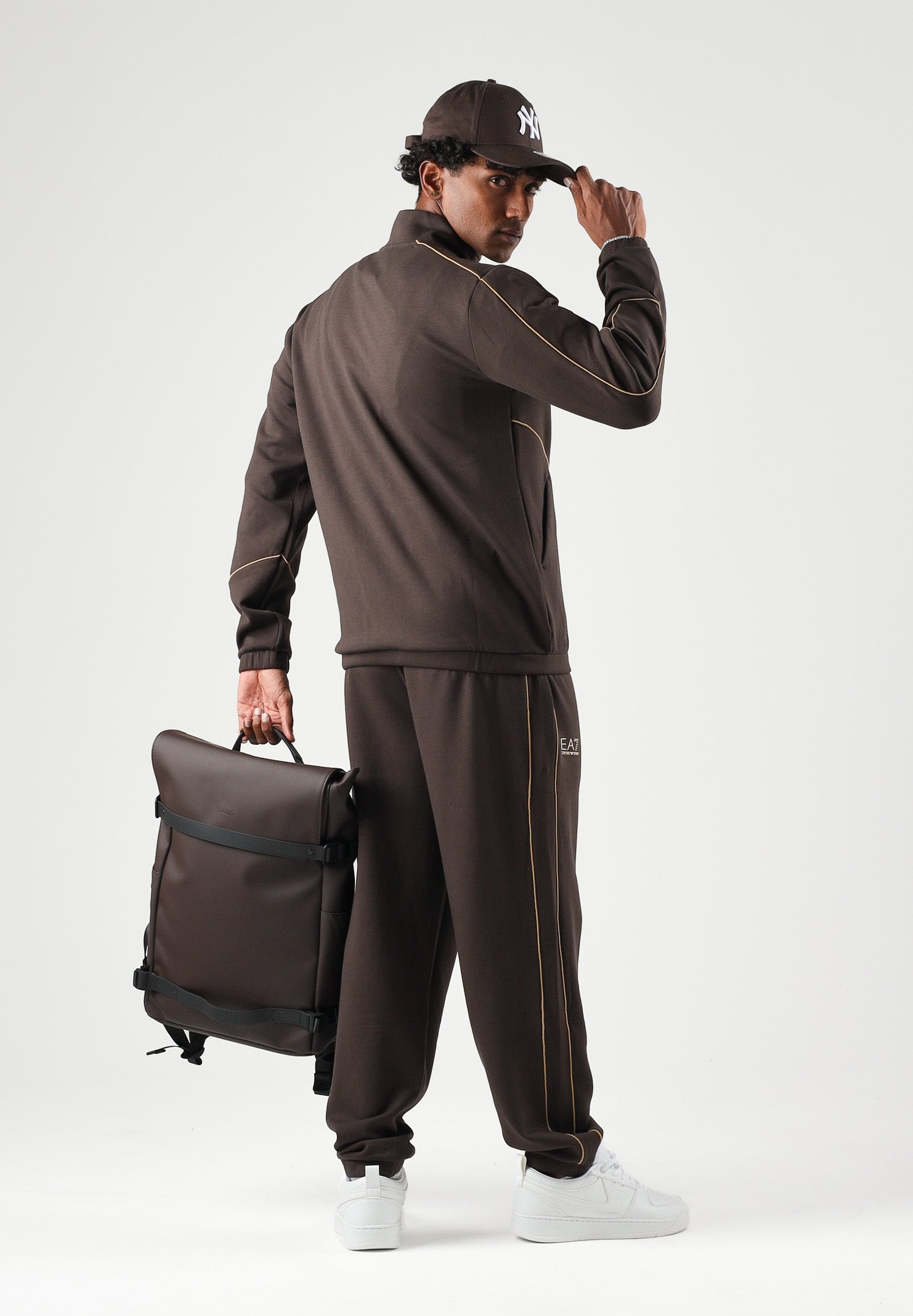 EA7 Tuta sportiva marrone per uomo con piping a contrasto, giacca con zip e pantaloni jogger. 7M002259AF21491 U6027 EA7 