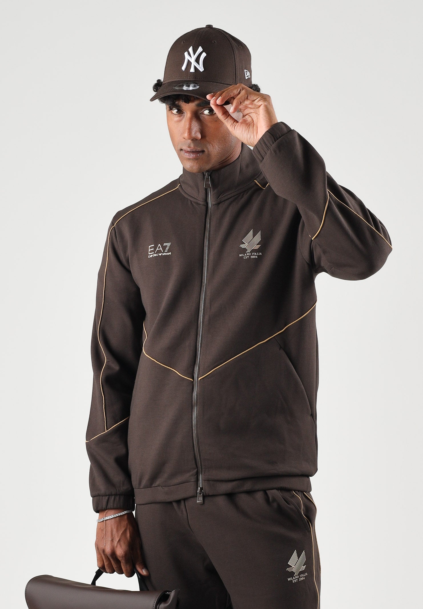 EA7 Tuta sportiva marrone per uomo con piping a contrasto, giacca con zip e pantaloni jogger. 7M002259AF21491 U6027 EA7 