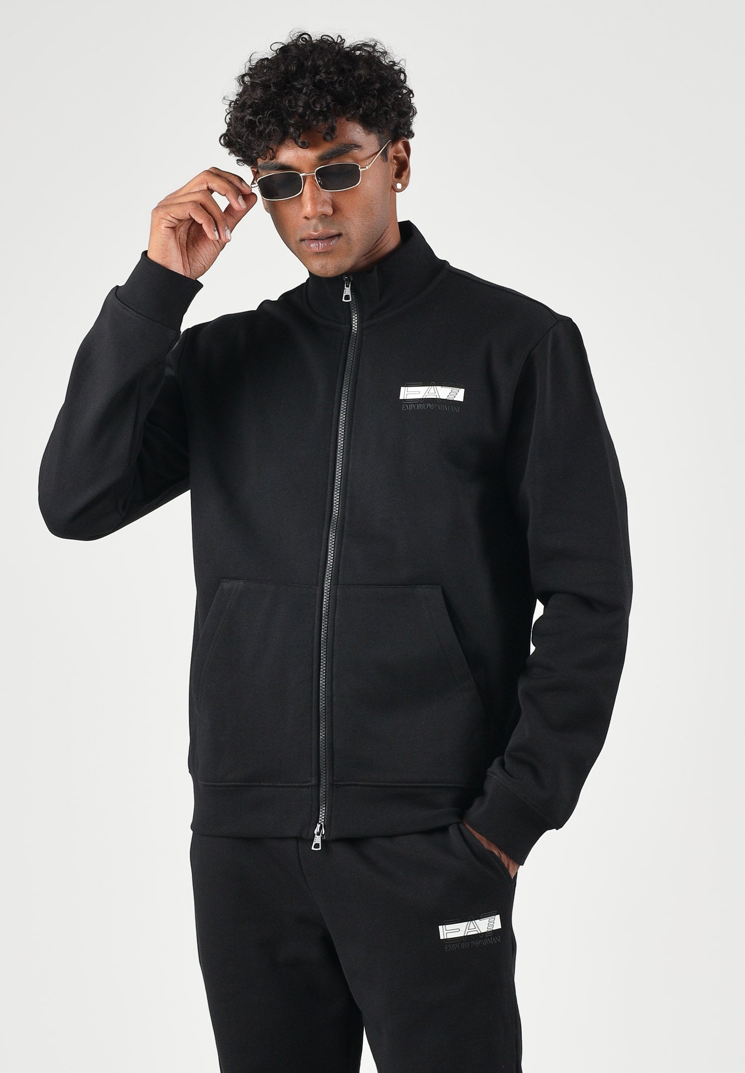 EA7 Tuta SET TRACKSUIT full zip Black White nera e bianca da uomo con felpa full zip, collo alto e pantaloni jogger coordinati. 7M002431AF10377 MC001 EA7 
