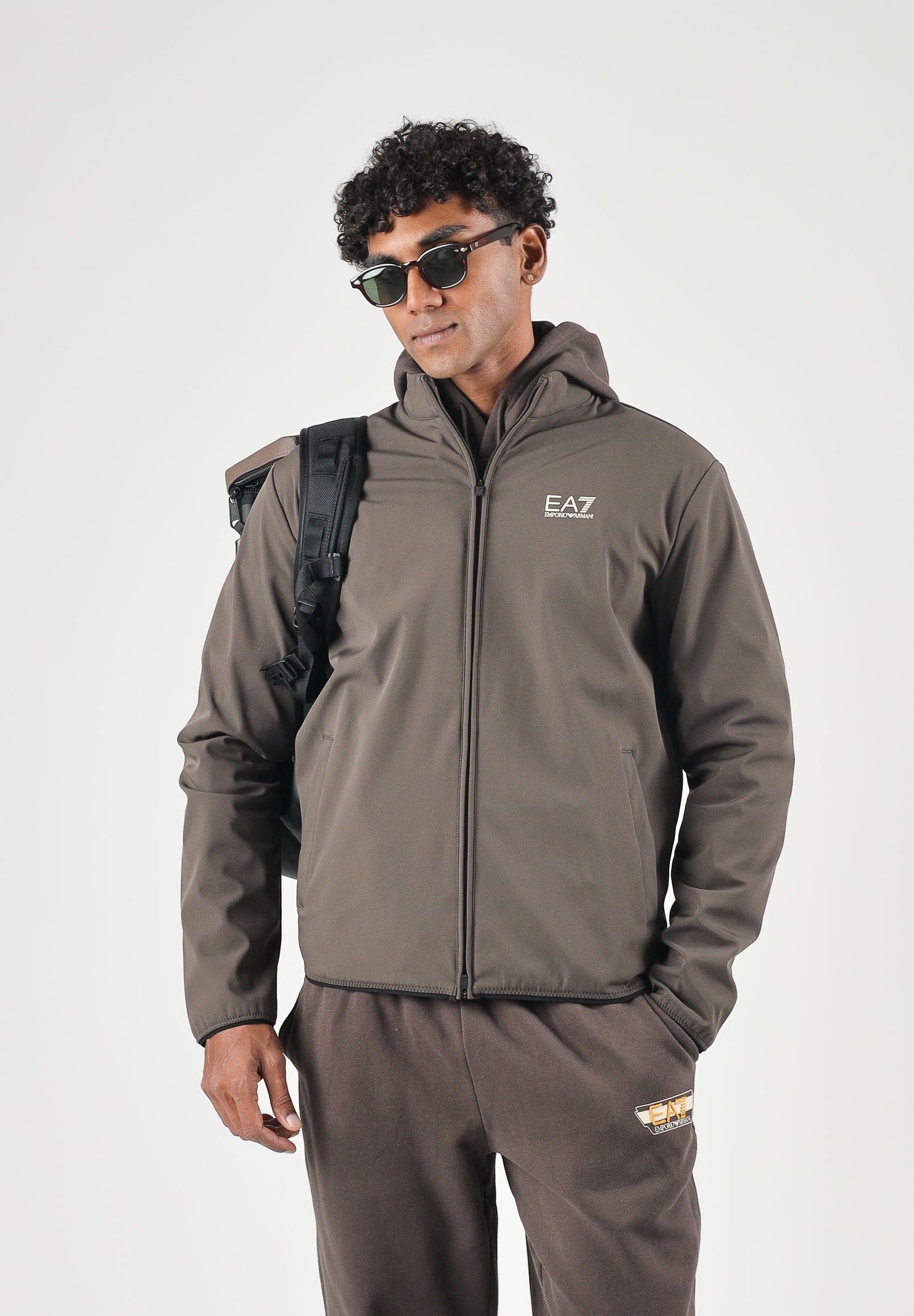 EA7 giacca a vento marrone per uomo con collo alto e logo sul petto, realizzata in microfibra 7M002481AF26523 U6027 EA7 