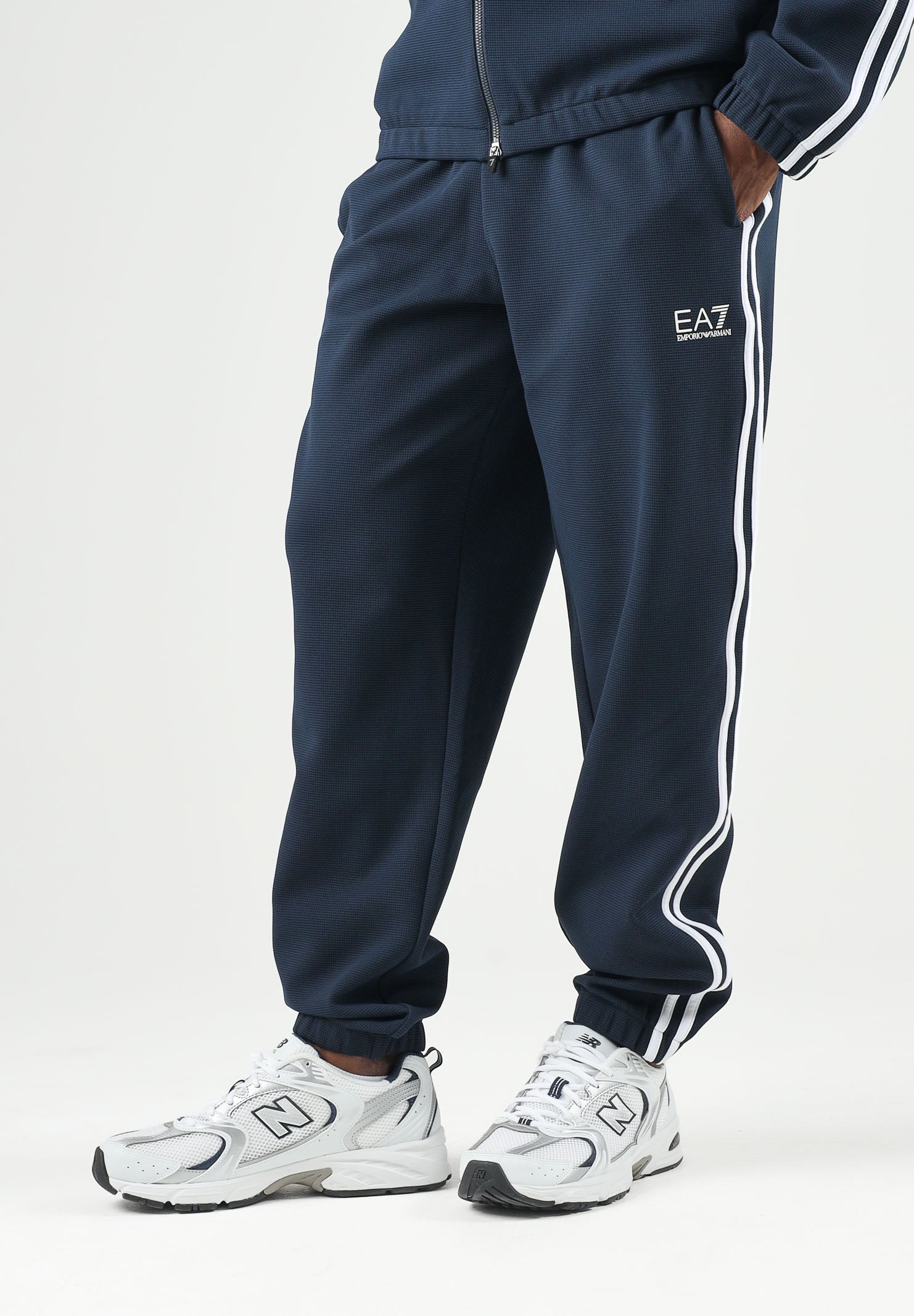EA7 Tuta TENNIS PRO blu per uomo con bande laterali a contrasto 7M002490AF26309 UB102 EA7 