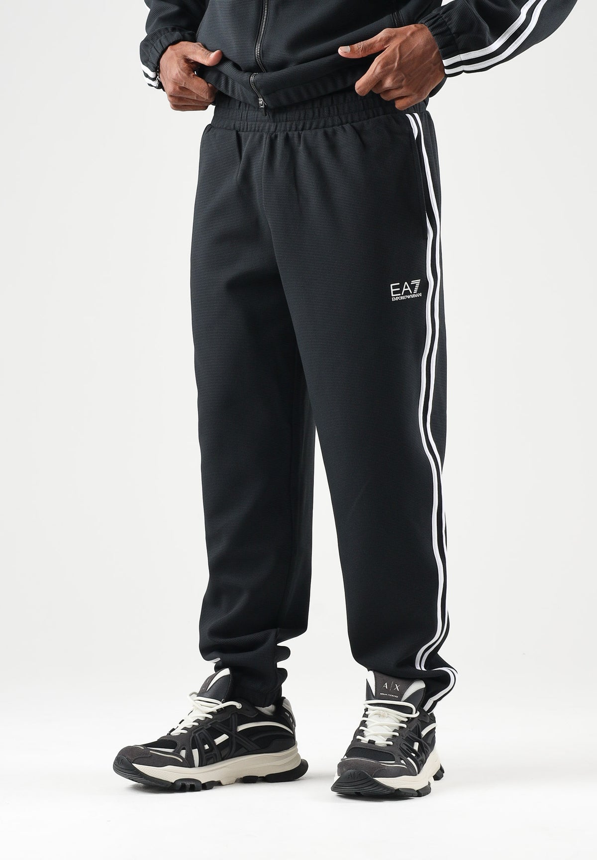 EA7 Tuta TENNIS PRO nera per uomo con bande laterali a contrasto 7M002490AF26309 UC001 EA7 