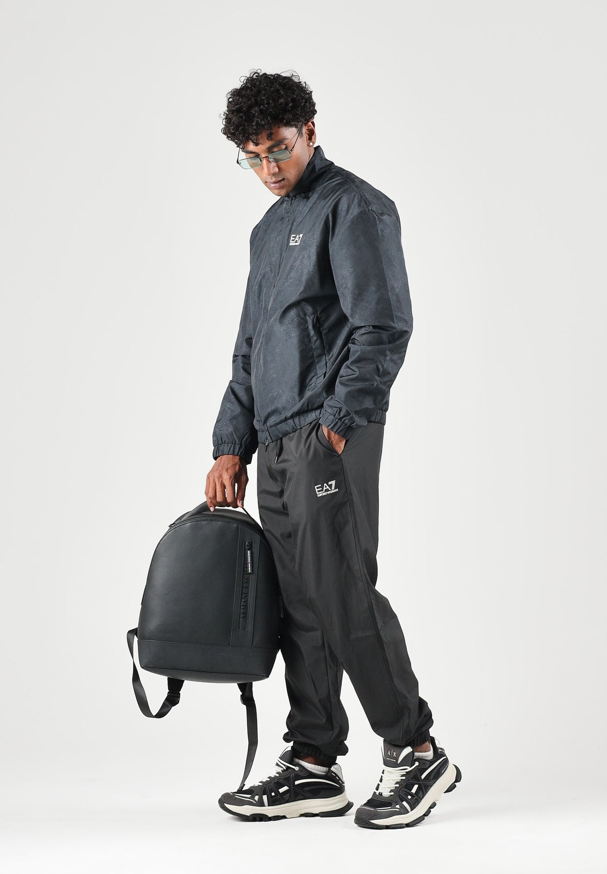 EA7 Tuta sportiva nera da uomo con felpa full zip, pantaloni coordinati e bande logate a contrasto. 7M002505AF12948 FC039 EA7 
