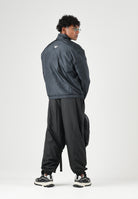 EA7 Tuta TENNIS PRO Black Fancy nera e grigio scuro da uomo con felpa full zip, collo alto, pantaloni jogger coordinati e loghi a contrasto 7M002505AF12948 FC039 EA7 