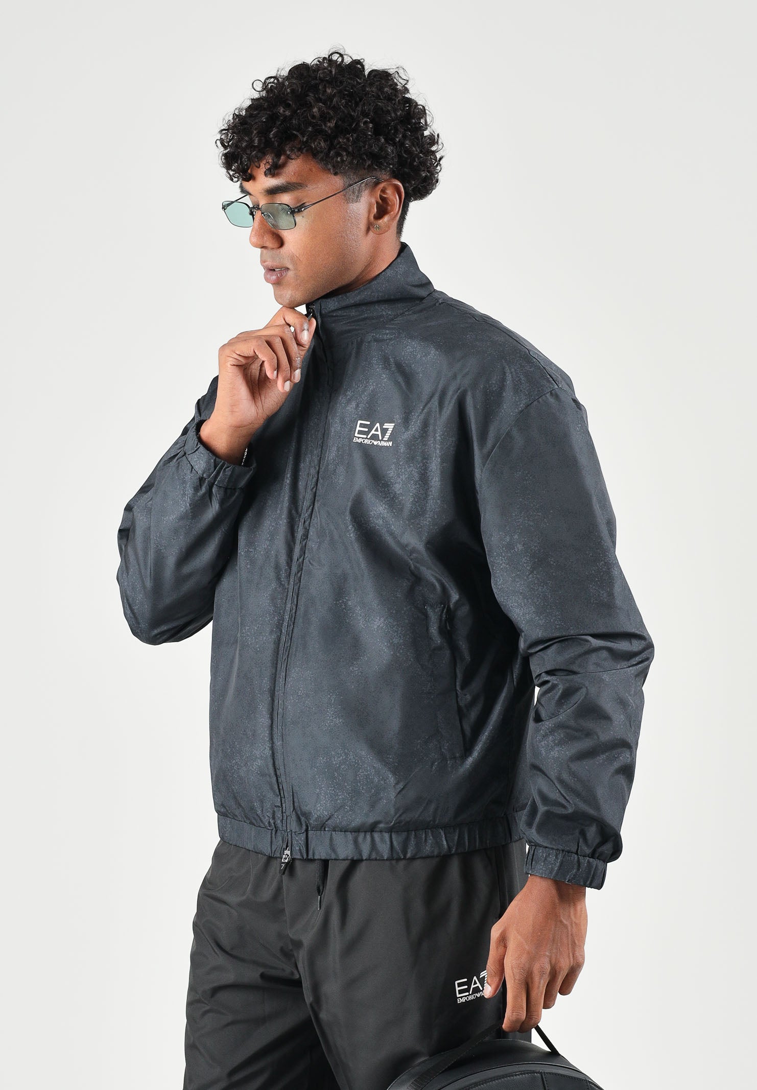 EA7 Tuta sportiva nera da uomo con felpa full zip, pantaloni coordinati e bande logate a contrasto. 7M002505AF12948 FC039 EA7 