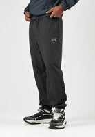 EA7 Tuta sportiva nera da uomo con felpa full zip, pantaloni coordinati e bande logate a contrasto. 7M002505AF12948 FC039 EA7 