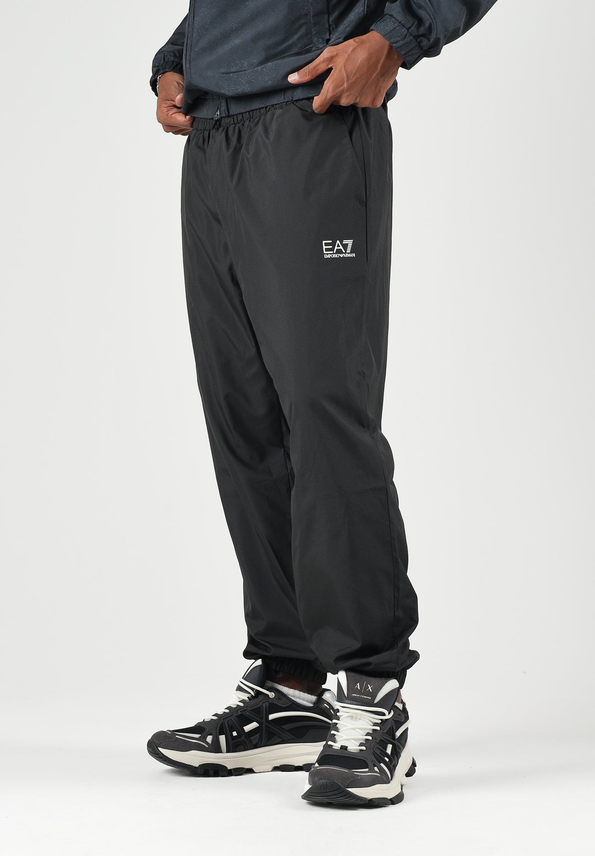 EA7 Tuta sportiva nera da uomo con felpa full zip, pantaloni coordinati e bande logate a contrasto. 7M002505AF12948 FC039 EA7 
