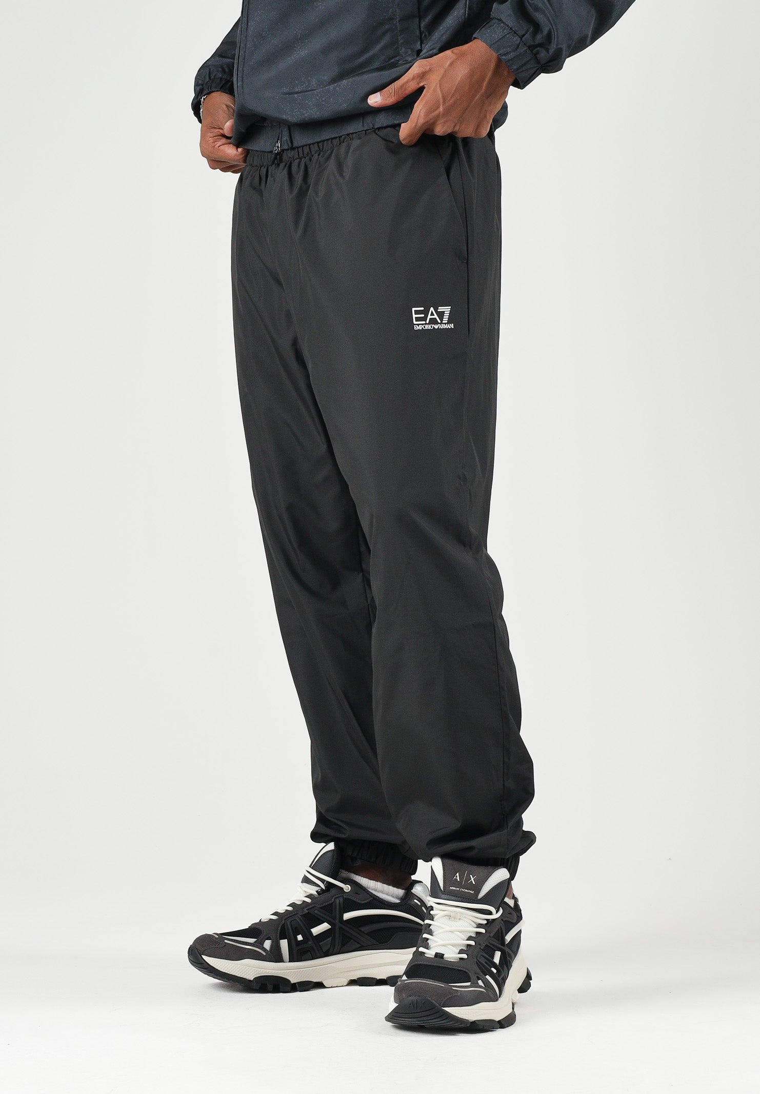 EA7 Tuta TENNIS PRO Black Fancy nera e grigio scuro da uomo con felpa full zip, collo alto, pantaloni jogger coordinati e loghi a contrasto 7M002505AF12948 FC039 EA7 