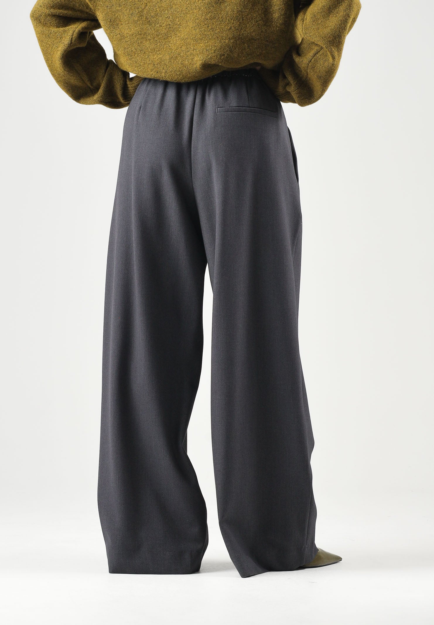 ELEH Pantaloni PALAZZO CON CINTURONE ELASTICO Grigio Scuro da donna, in tessuto fluido misto viscosa, con vita alta elasticizzata, pieghe anteriori, tasche laterali e gamba lunga e ampia. EFW260074 016 ELEH 