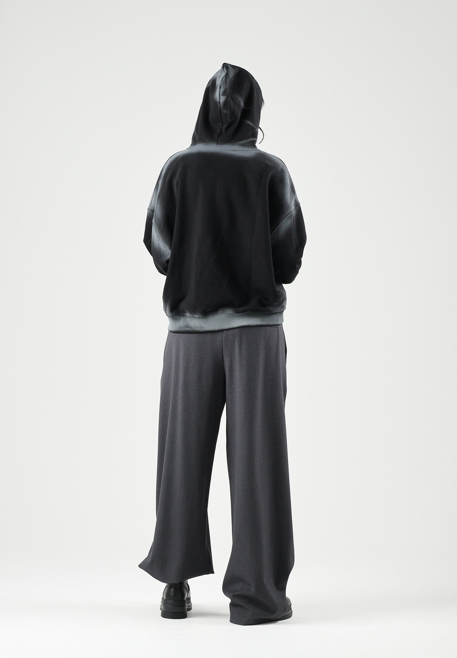 ELEH Pantaloni PALAZZO CON CINTURONE ELASTICO Grigio Scuro grigio antracite da donna, in tessuto fluido misto viscosa, con vita alta elasticizzata, pieghe anteriori, tasche laterali e gamba lunga e ampia. EFW260074 016 ELEH 