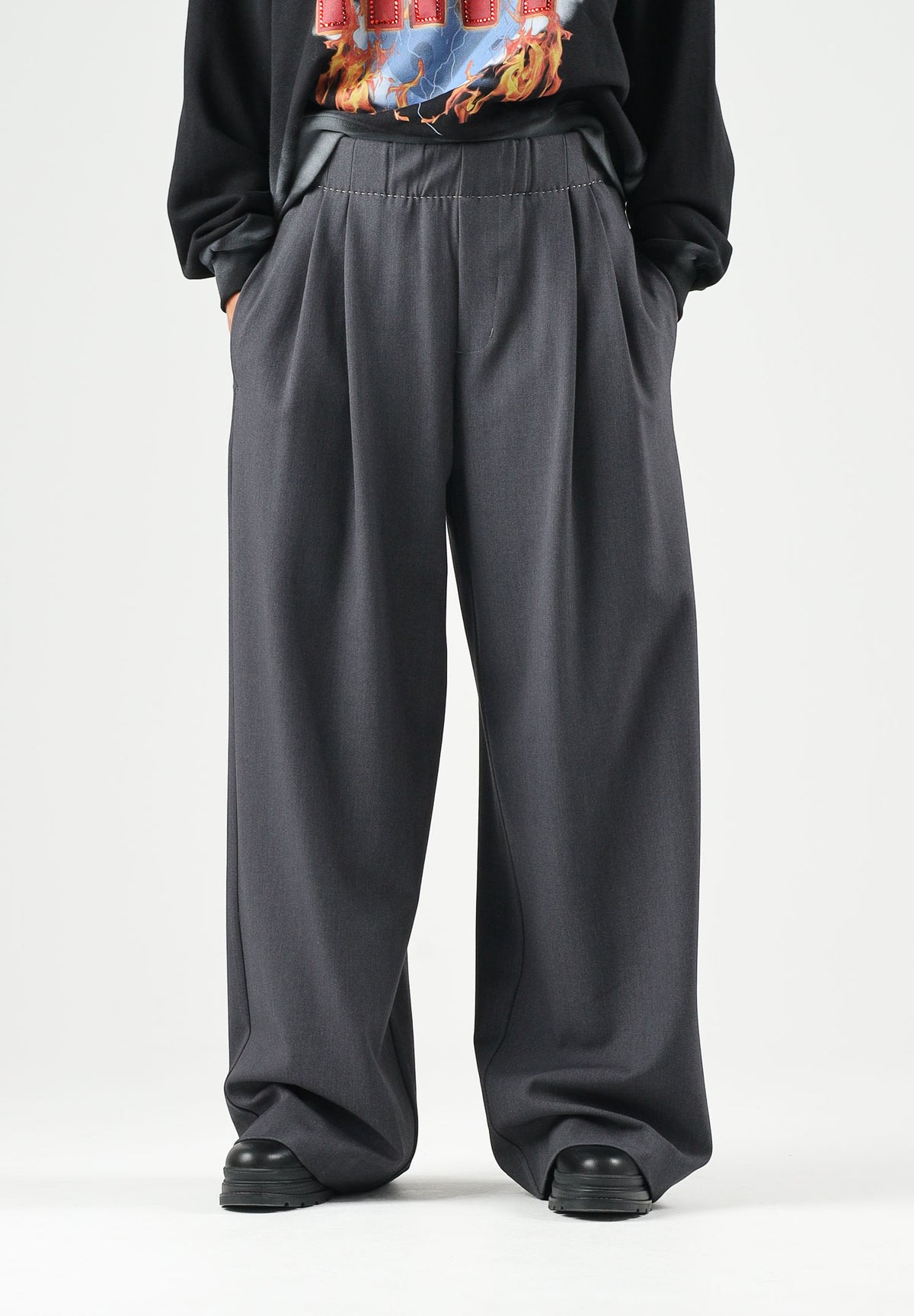 ELEH Pantaloni PALAZZO CON CINTURONE ELASTICO Grigio Scuro grigio antracite da donna, in tessuto fluido misto viscosa, con vita alta elasticizzata, pieghe anteriori, tasche laterali e gamba lunga e ampia. EFW260074 016 ELEH 