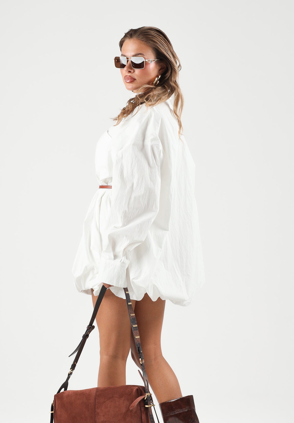 ELEH Abito camicia corto MINI SHIRT DRESS WITH BALLOON HEM Bianco bianco ottico da donna, con colletto classico, chiusura frontale con bottoni, maniche lunghe ampie e fondo voluminoso a palloncino. EFW260197 000 ELEH 