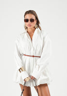 ELEH Abito camicia corto MINI SHIRT DRESS WITH BALLOON HEM Bianco bianco ottico da donna, con colletto classico, chiusura frontale con bottoni, maniche lunghe ampie e fondo voluminoso a palloncino. EFW260197 000 ELEH 