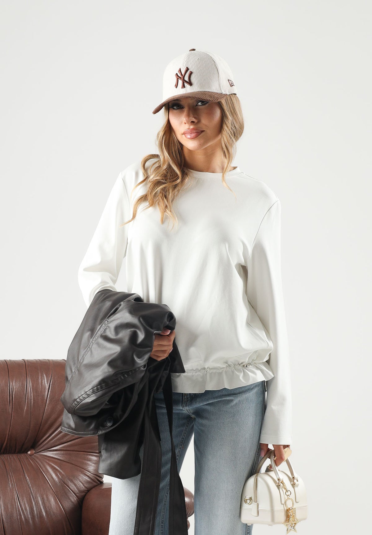 ELEH Maglia girocollo bianca a maniche lunghe da donna con coulisse regolabile sul fondo EFW260245 000 ELEH 