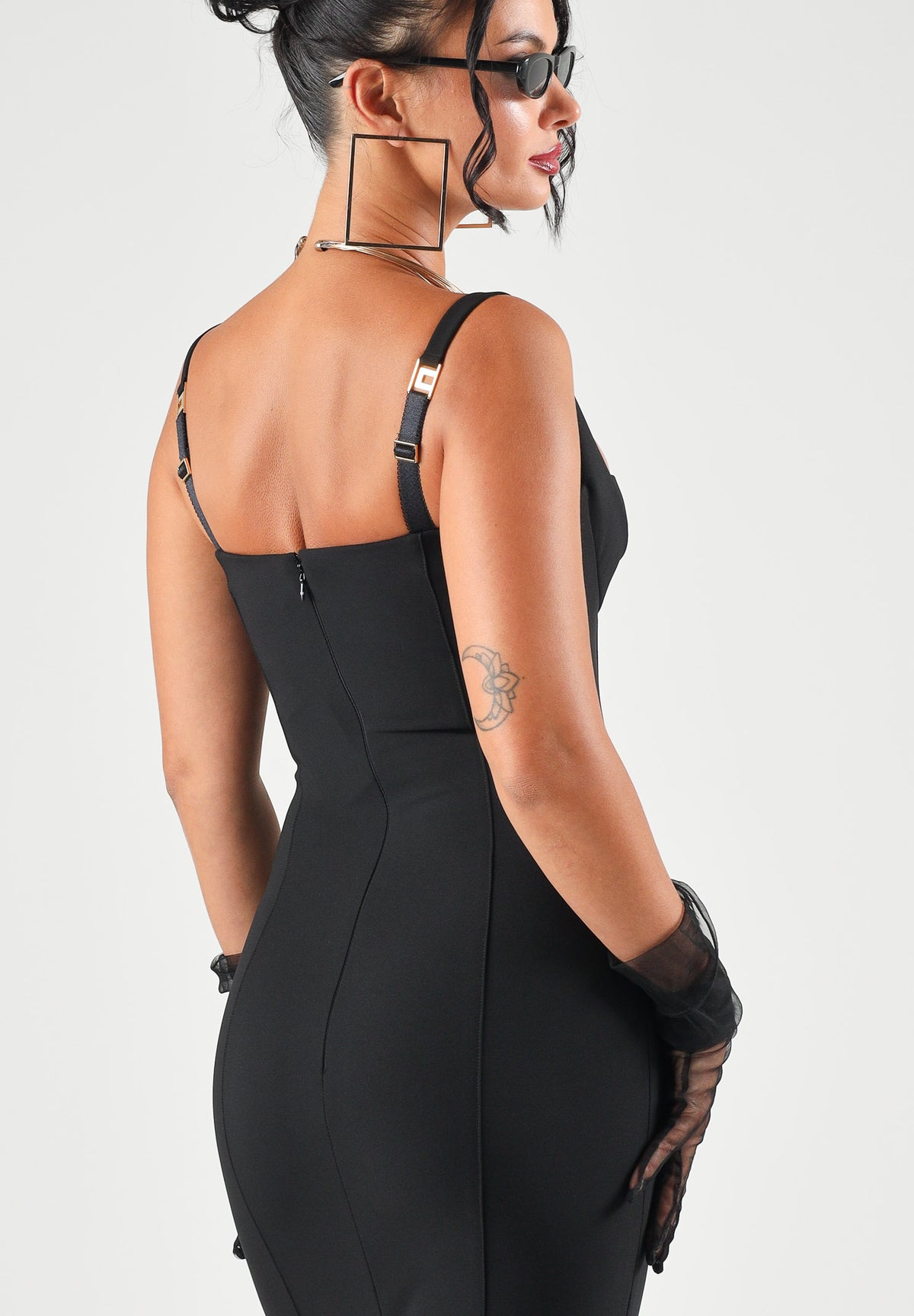 ELISABETTA FRANCHI Abito corto nero  per donna con silhouette fasciante e scollo strutturato AB00267E2 110 ELISABETTA FRANCHI 