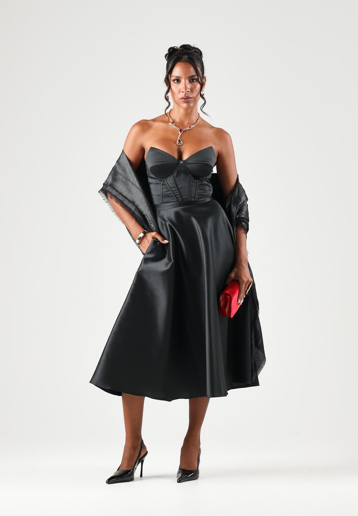 ELISABETTA FRANCHI Abito midi nero  per donna con scollatura a cuore e gonna ampia in satin AB96767E2 110 ELISABETTA FRANCHI 