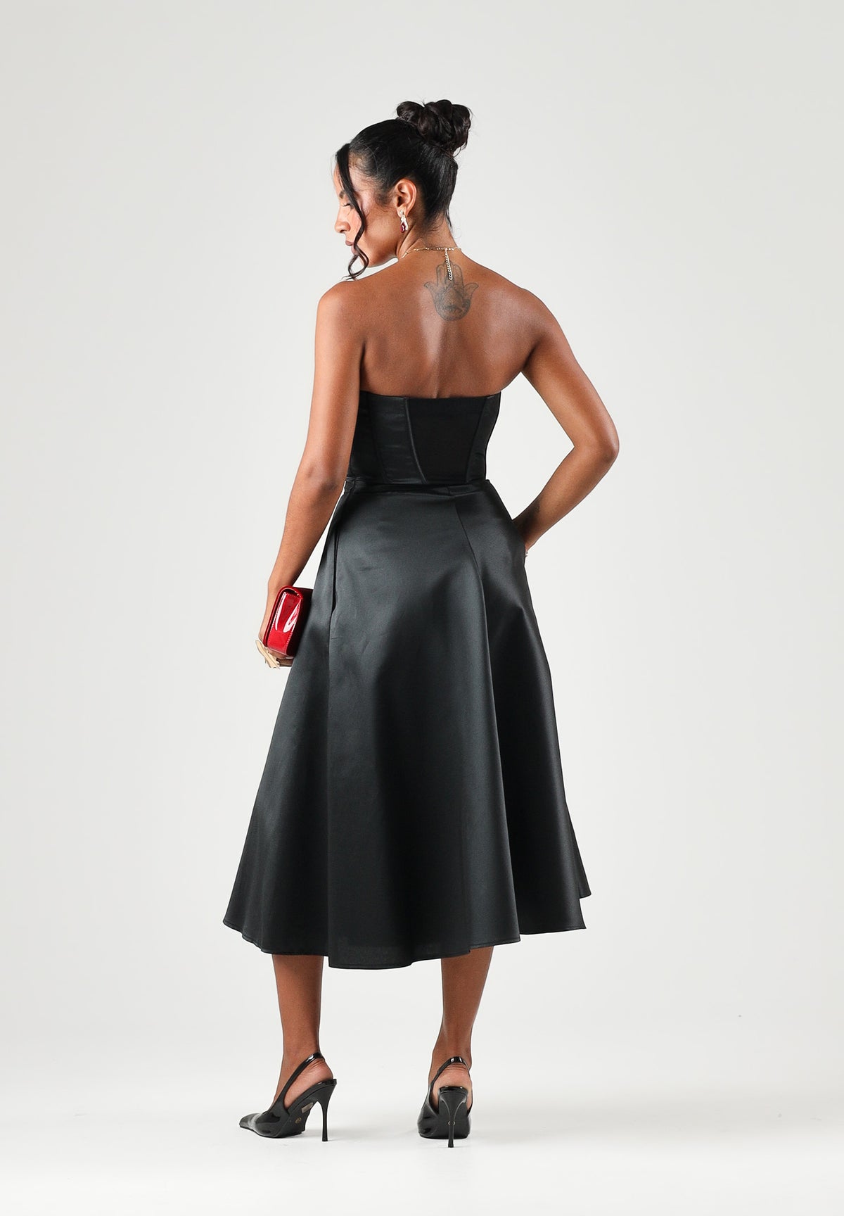 ELISABETTA FRANCHI Abito midi nero  per donna con scollatura a cuore e gonna ampia in satin AB96767E2 110 ELISABETTA FRANCHI 