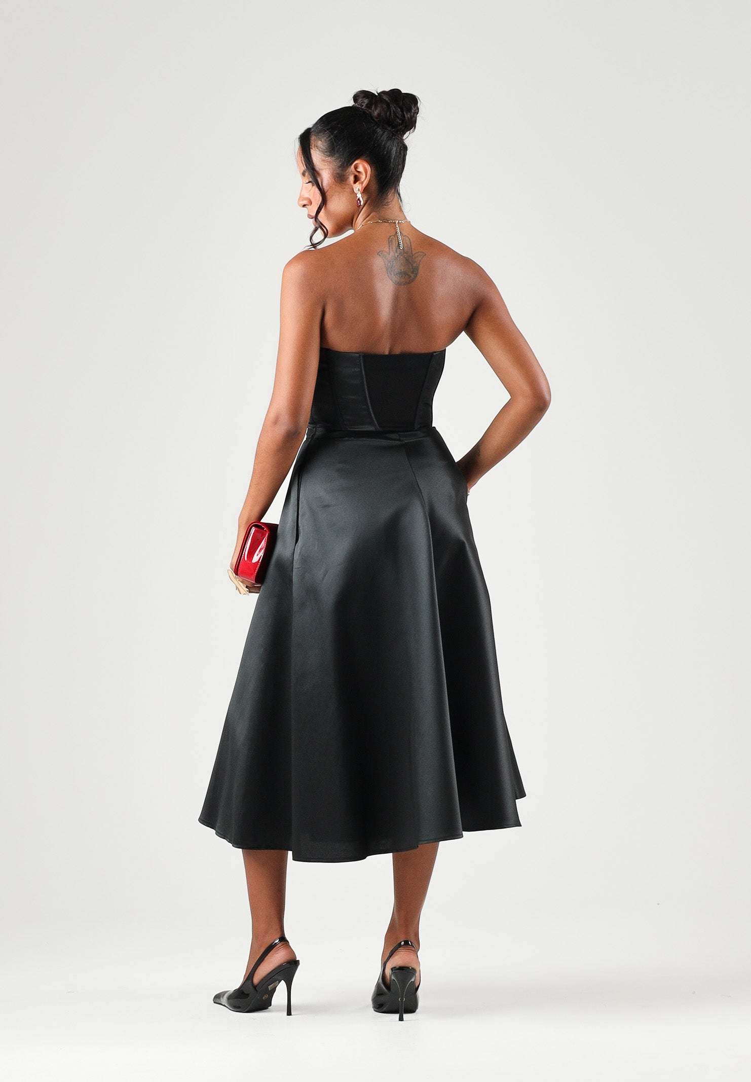 ELISABETTA FRANCHI Abito midi nero  per donna con scollatura a cuore e gonna ampia in satin AB96767E2 110 ELISABETTA FRANCHI 