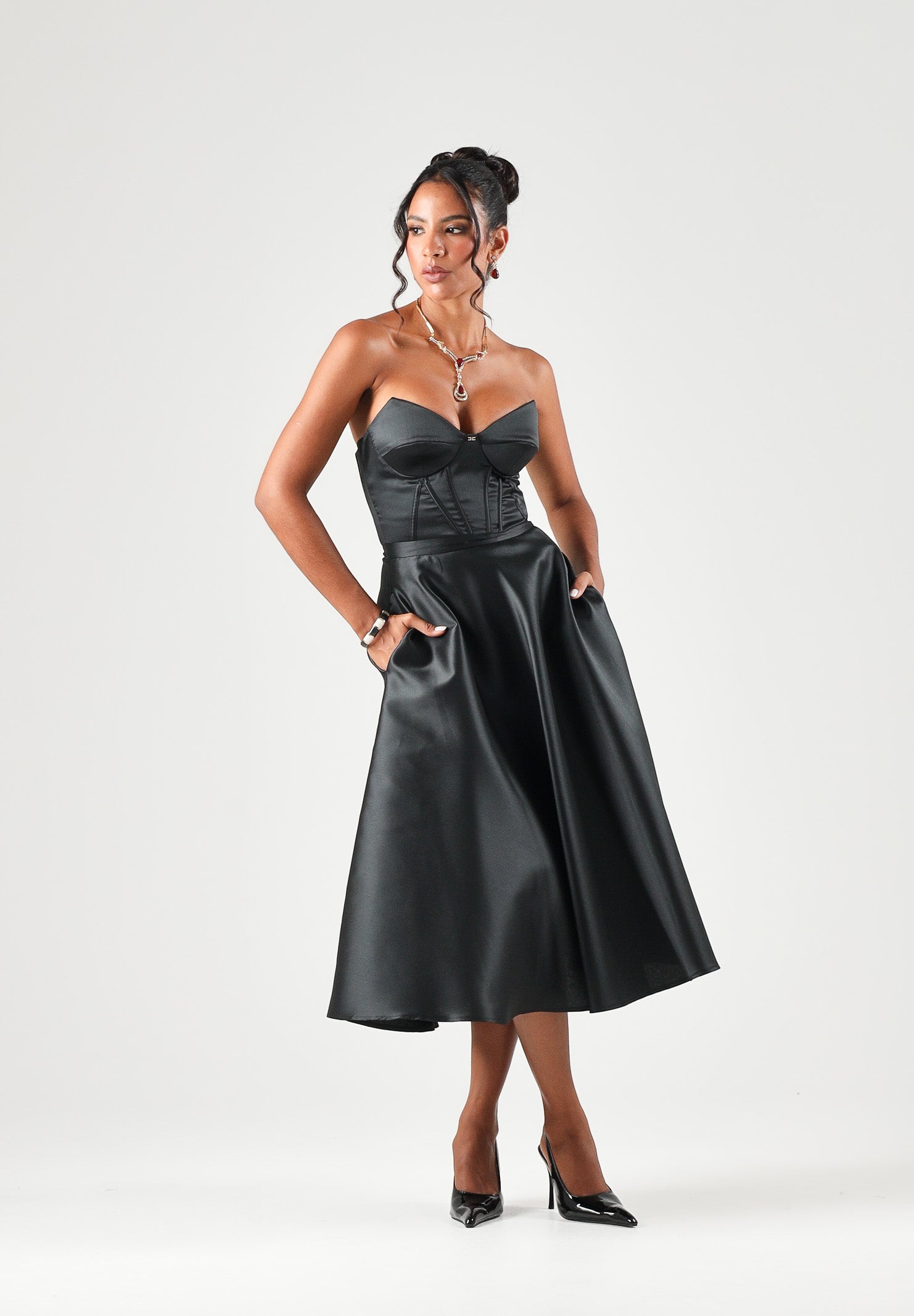 ELISABETTA FRANCHI Abito midi nero  per donna con scollatura a cuore e gonna ampia in satin AB96767E2 110 ELISABETTA FRANCHI 