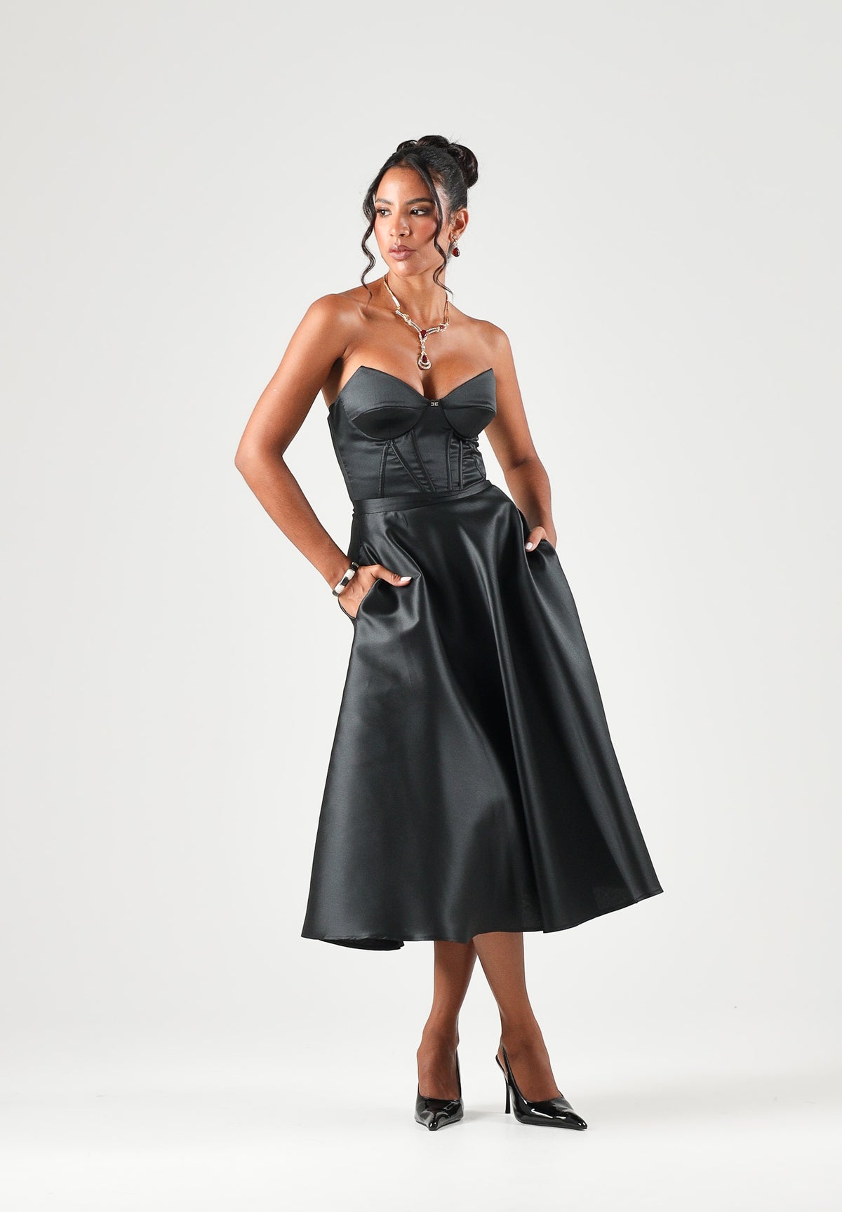 ELISABETTA FRANCHI Abito midi nero  per donna con scollatura a cuore e gonna ampia in satin AB96767E2 110 ELISABETTA FRANCHI 