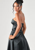 ELISABETTA FRANCHI Abito midi nero  per donna con scollatura a cuore e gonna ampia in satin AB96767E2 110 ELISABETTA FRANCHI 