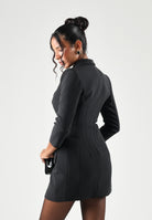 ELISABETTA FRANCHI Abito-blazer corto nero da donna con abbottonatura a doppio petto e tasche con patta. AB98066E2 110 ELISABETTA FRANCHI 