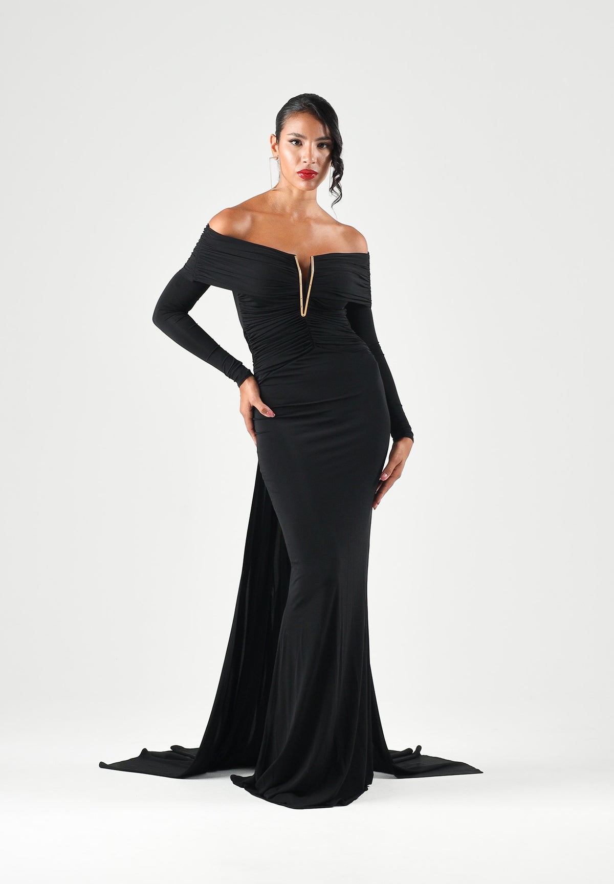 ELISABETTA FRANCHI Abito lungo nero per donna con raffinato scollo omerale, maniche lunghe e prezioso dettaglio gioiello. ABR2667E2 110 ELISABETTA FRANCHI 