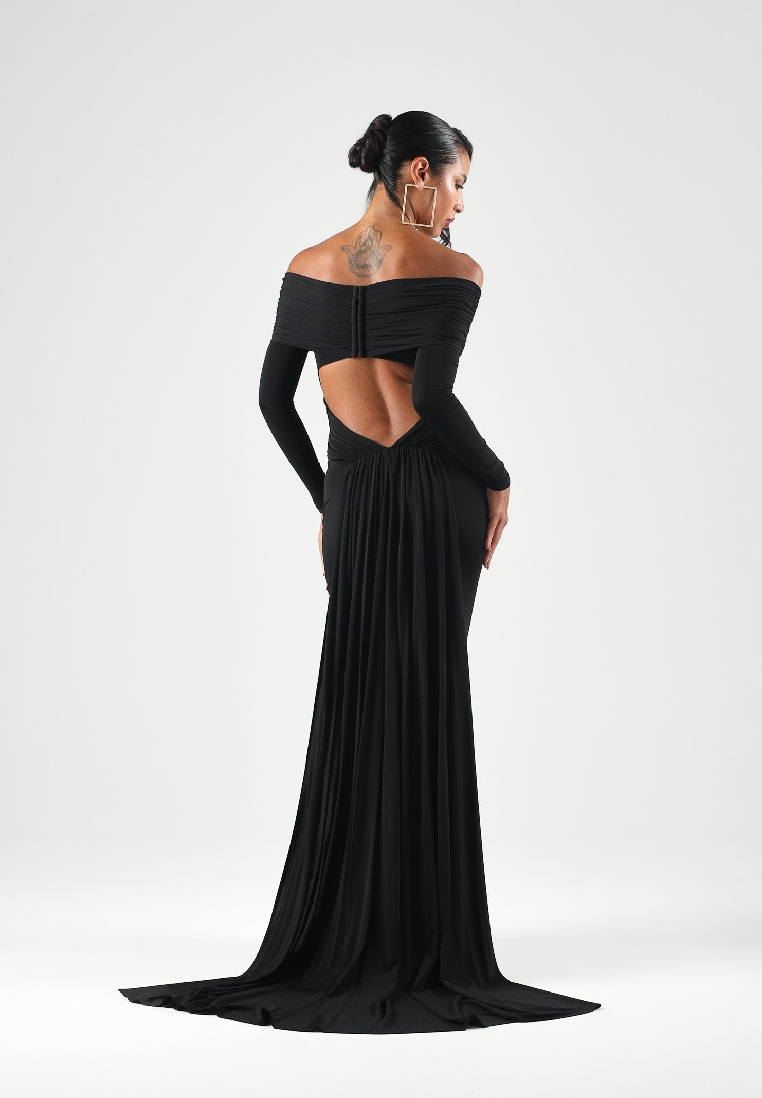 ELISABETTA FRANCHI Abito lungo nero per donna con raffinato scollo omerale, maniche lunghe e prezioso dettaglio gioiello. ABR2667E2 110 ELISABETTA FRANCHI 