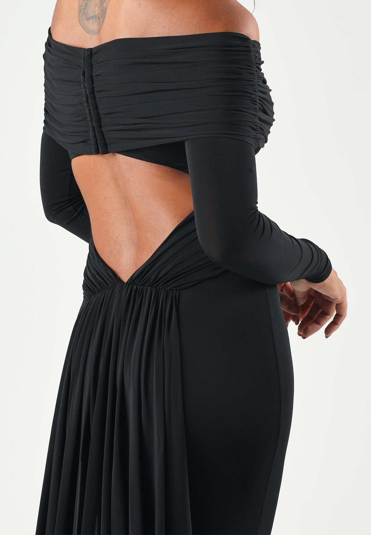 ELISABETTA FRANCHI Abito lungo nero per donna con raffinato scollo omerale, maniche lunghe e prezioso dettaglio gioiello. ABR2667E2 110 ELISABETTA FRANCHI 