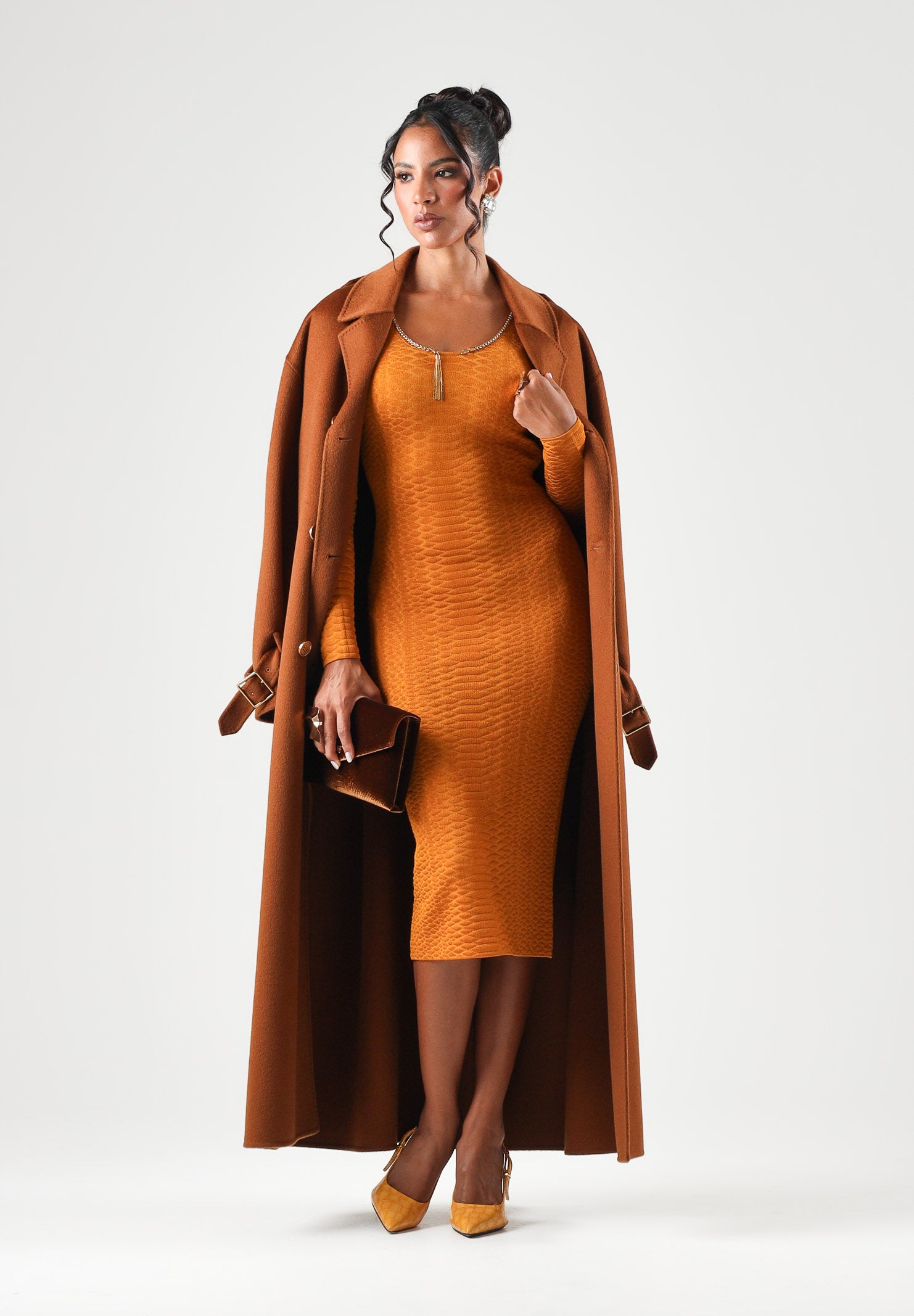 ELISABETTA FRANCHI Abito midi ambra-giallo ocra per donna con scollo rotondo e zip decorativa dorata sul petto. AM30S67E2 940 ELISABETTA FRANCHI 