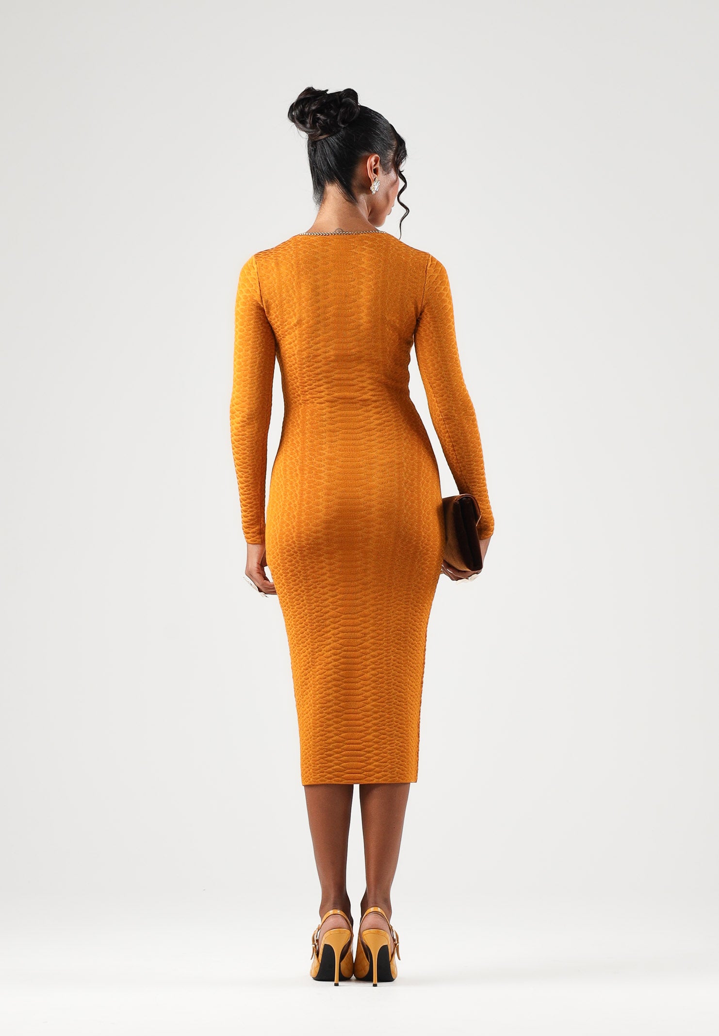 ELISABETTA FRANCHI Abito midi ambra-giallo ocra per donna con scollo rotondo e zip decorativa dorata sul petto. AM30S67E2 940 ELISABETTA FRANCHI 
