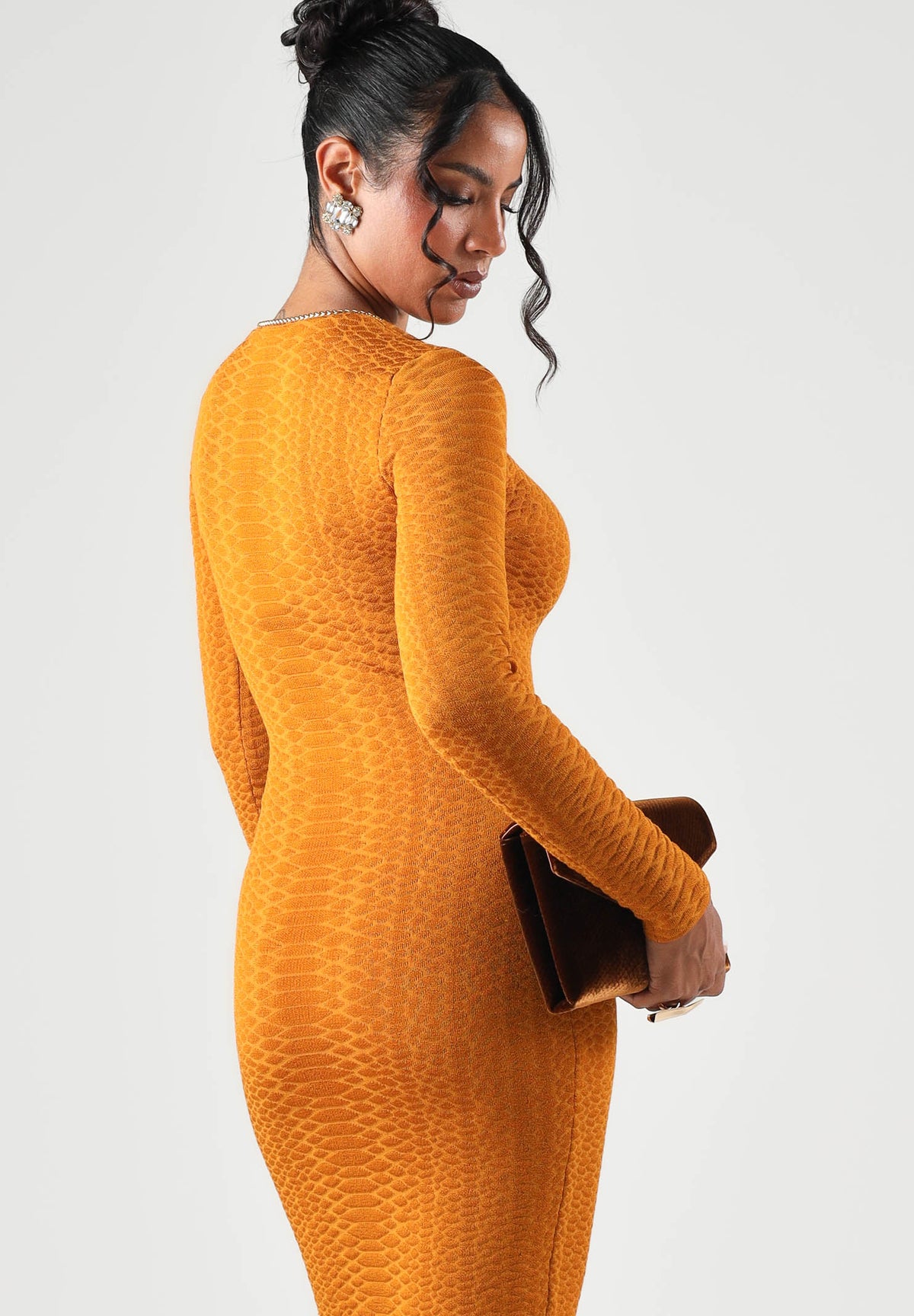 ELISABETTA FRANCHI Abito midi ambra-giallo ocra per donna con scollo rotondo e zip decorativa dorata sul petto. AM30S67E2 940 ELISABETTA FRANCHI 