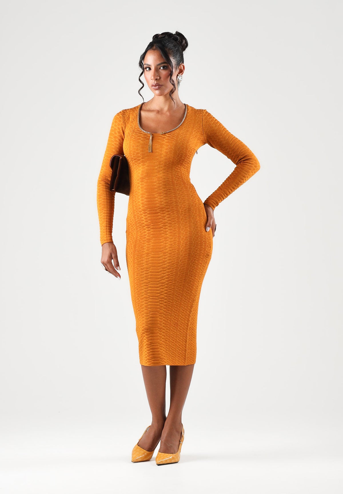 ELISABETTA FRANCHI Abito midi ambra-giallo ocra per donna con scollo rotondo e zip decorativa dorata sul petto. AM30S67E2 940 ELISABETTA FRANCHI 