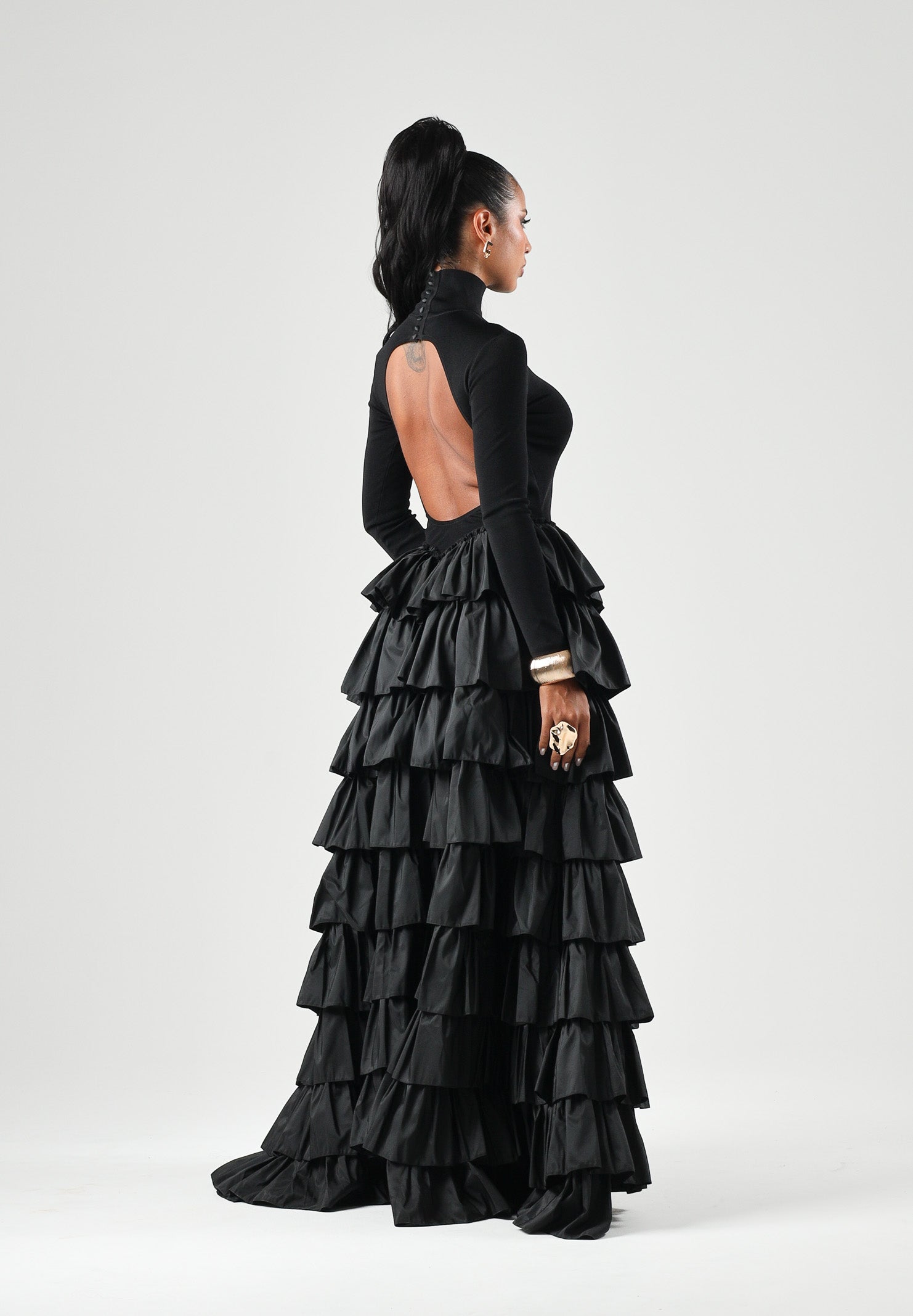 ELISABETTA FRANCHI Abito lungo nero per donna con collo alto e gonna voluminosa a balze. AM56S67E2 110 ELISABETTA FRANCHI 