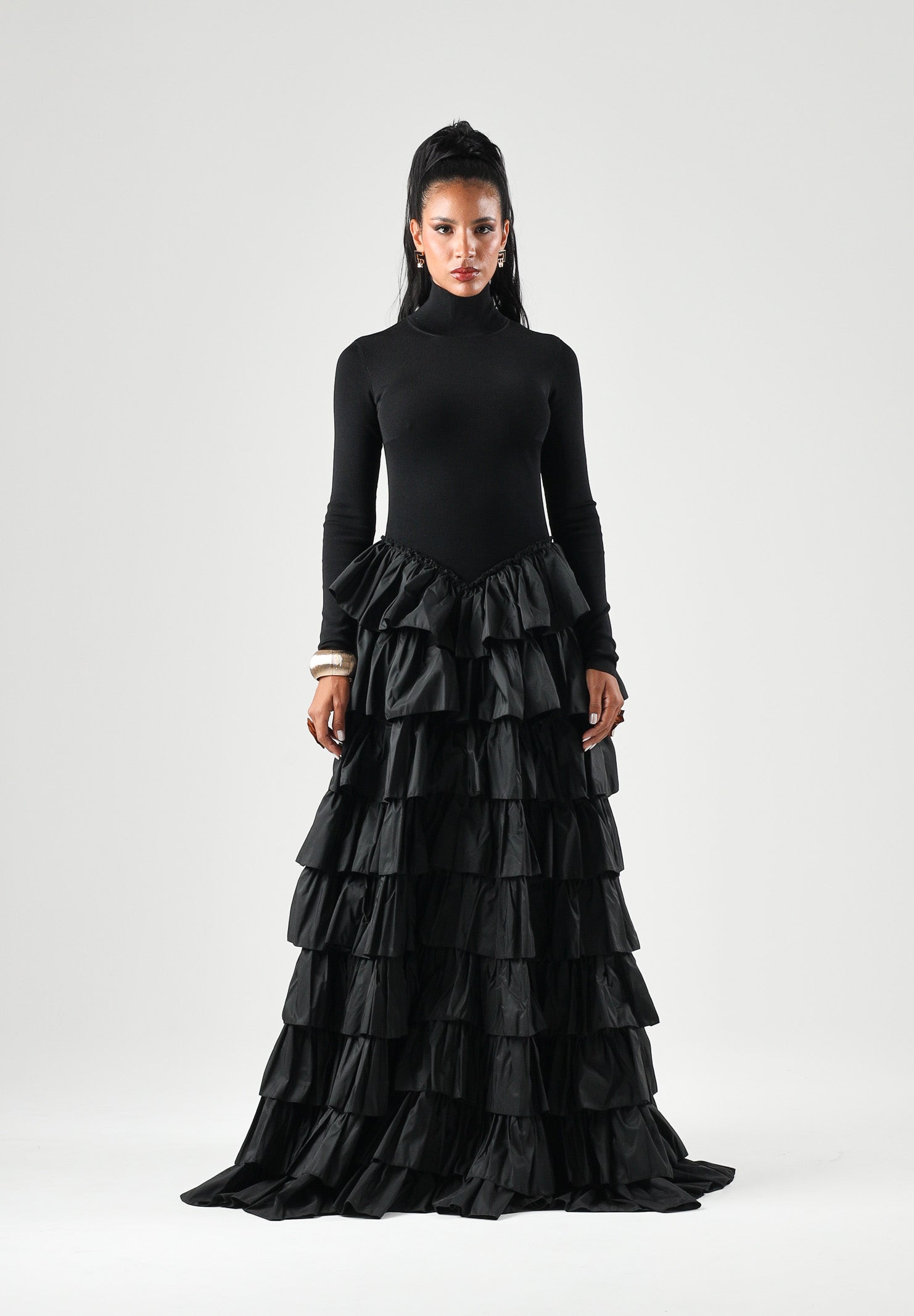 ELISABETTA FRANCHI Abito lungo nero per donna con collo alto e gonna voluminosa a balze. AM56S67E2 110 ELISABETTA FRANCHI 