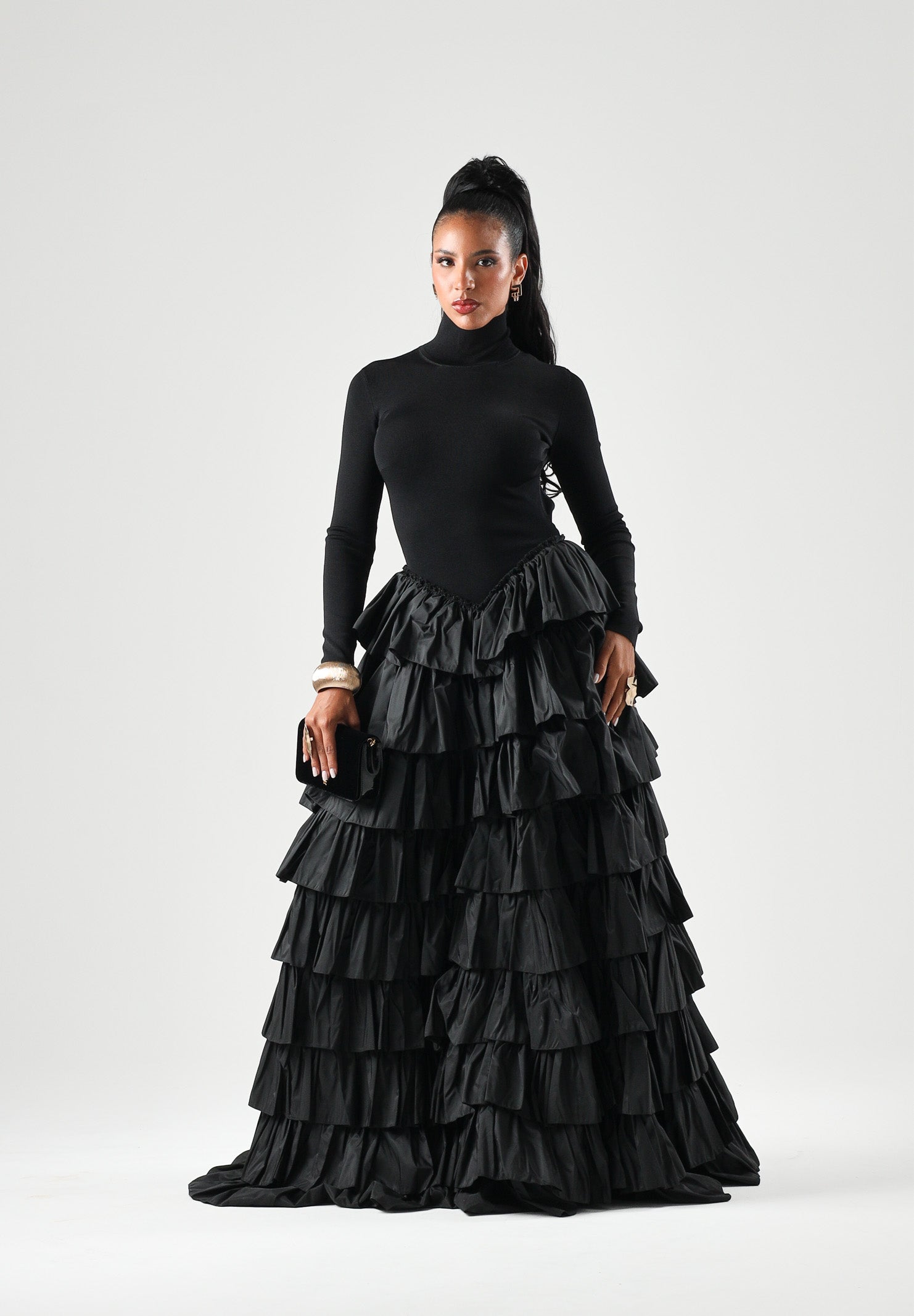 ELISABETTA FRANCHI Abito lungo nero per donna con collo alto e gonna voluminosa a balze. AM56S67E2 110 ELISABETTA FRANCHI 