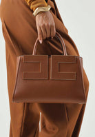 ELISABETTA FRANCHI Borsa a mano brown sugar- marrone da donna con maxi logo frontale <BR/> BS06A66E2 FK3 ELISABETTA FRANCHI 