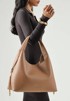 ELISABETTA FRANCHI Borsa HOBO a spalla daino-cuoio, da donna con zip laterali e charms logo pendenti.<BR/> BS23A66E2 AI6 ELISABETTA FRANCHI 