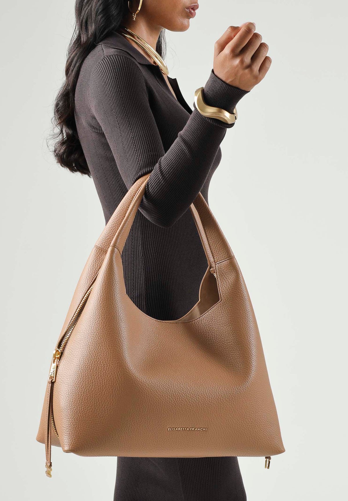 ELISABETTA FRANCHI Borsa HOBO a spalla daino-cuoio, da donna con zip laterali e charms logo pendenti.<BR/> BS23A66E2 AI6 ELISABETTA FRANCHI 