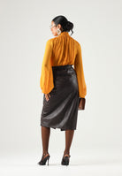 ELISABETTA FRANCHI Blusa ambra-giallo ocra a donna con lavorazioni a pieghe e arricciature.<BR/> CA18966E2 940 ELISABETTA FRANCHI 