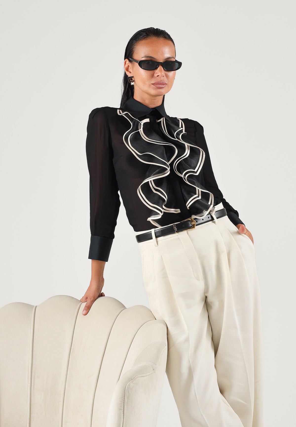 ELISABETTA FRANCHI Blusa elegante nero-burro per donna con volant e dettagli a contrasto. CA21067E2 685 ELISABETTA FRANCHI 