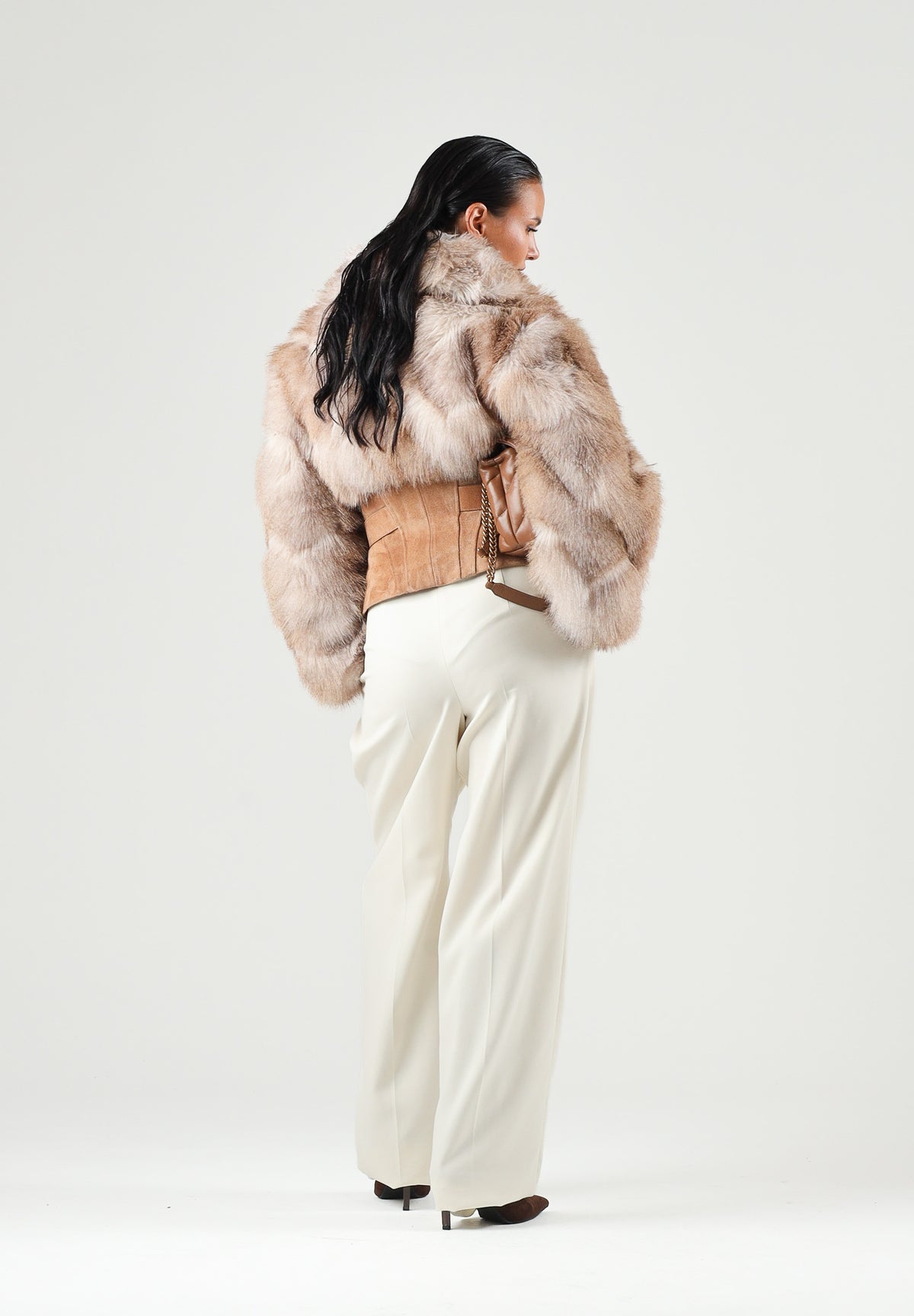 ELISABETTA FRANCHI Pelliccia corta daino-ocra da donna con cintura in vita. GB02A66E2 AI6 ELISABETTA FRANCHI 