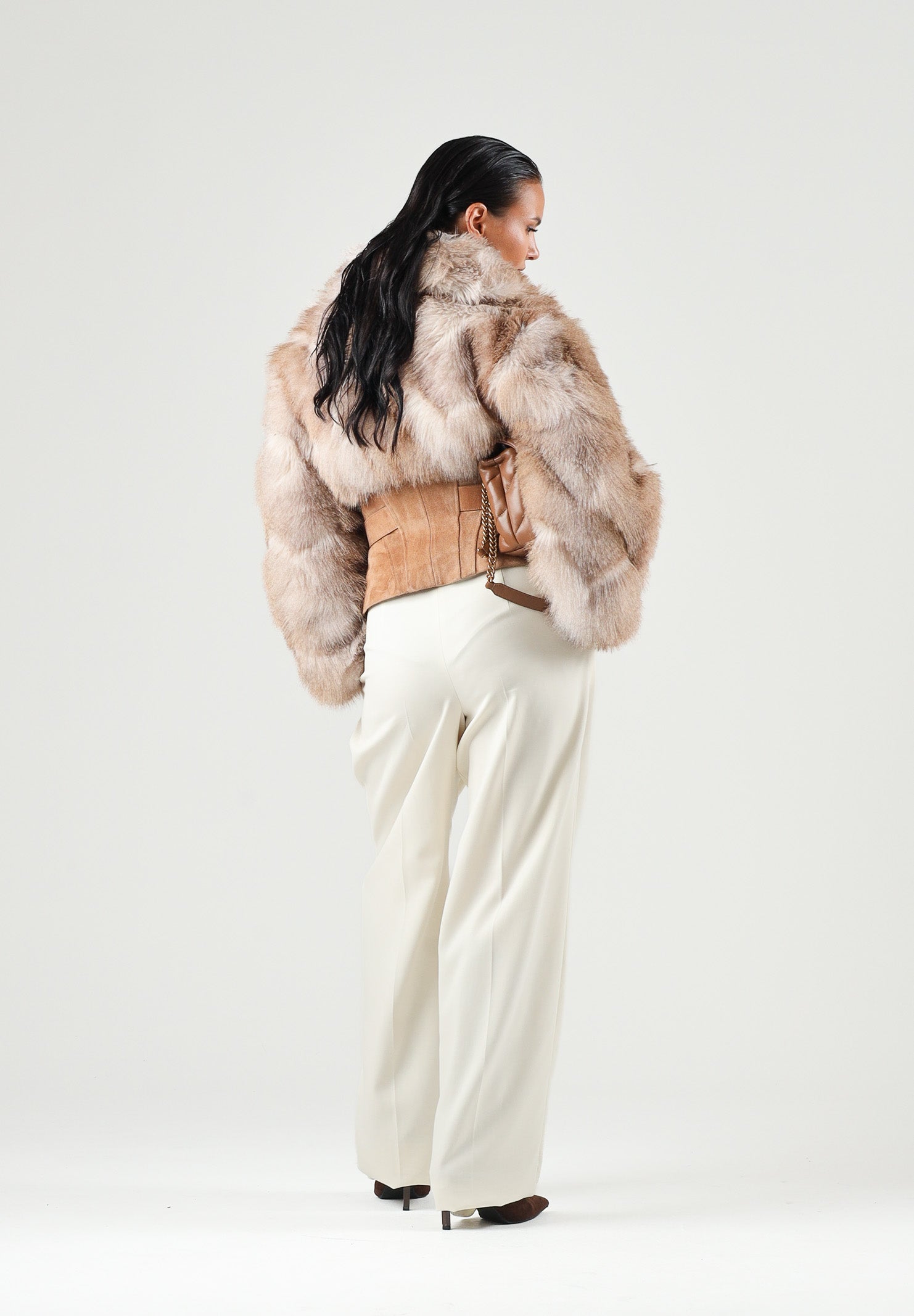ELISABETTA FRANCHI Pelliccia corta daino-ocra da donna con cintura in vita. GB02A66E2 AI6 ELISABETTA FRANCHI 