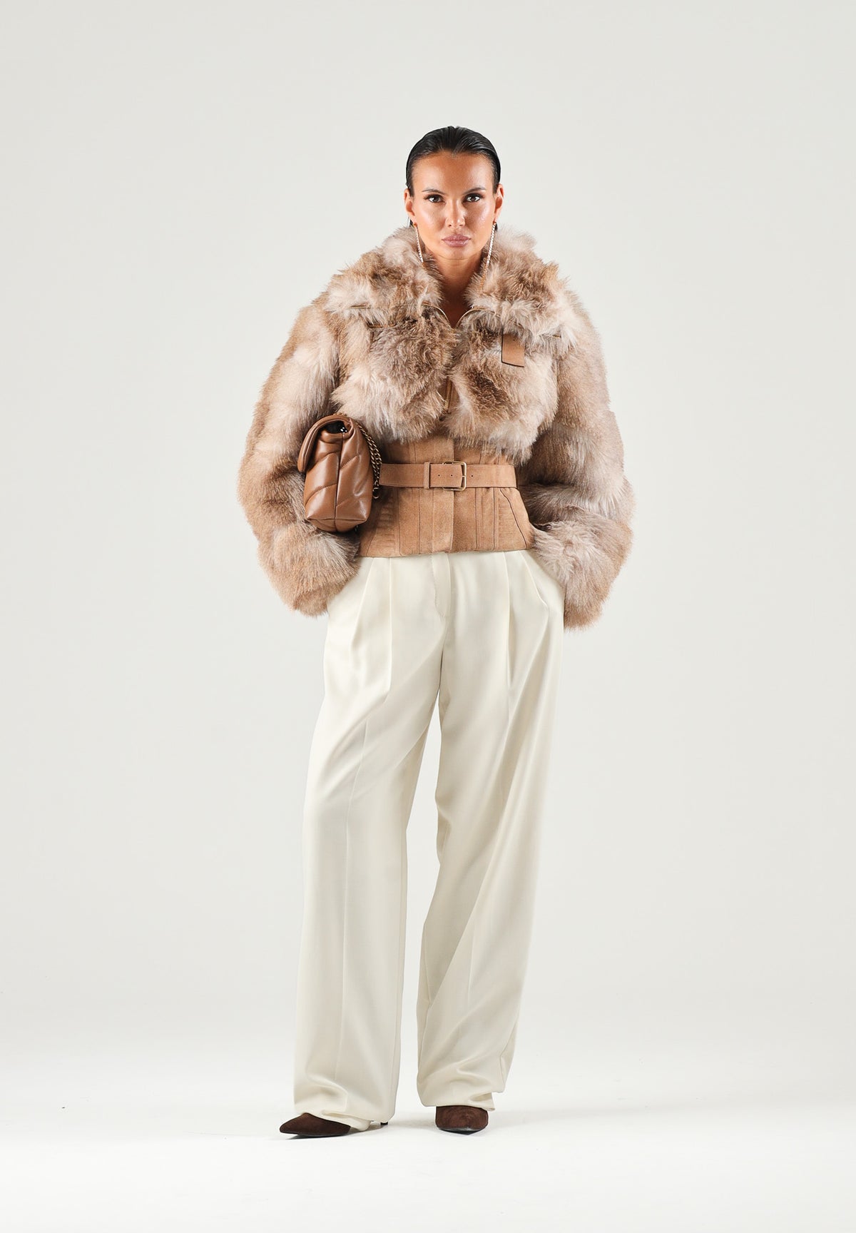 ELISABETTA FRANCHI Pelliccia corta daino-ocra da donna con cintura in vita. GB02A66E2 AI6 ELISABETTA FRANCHI 