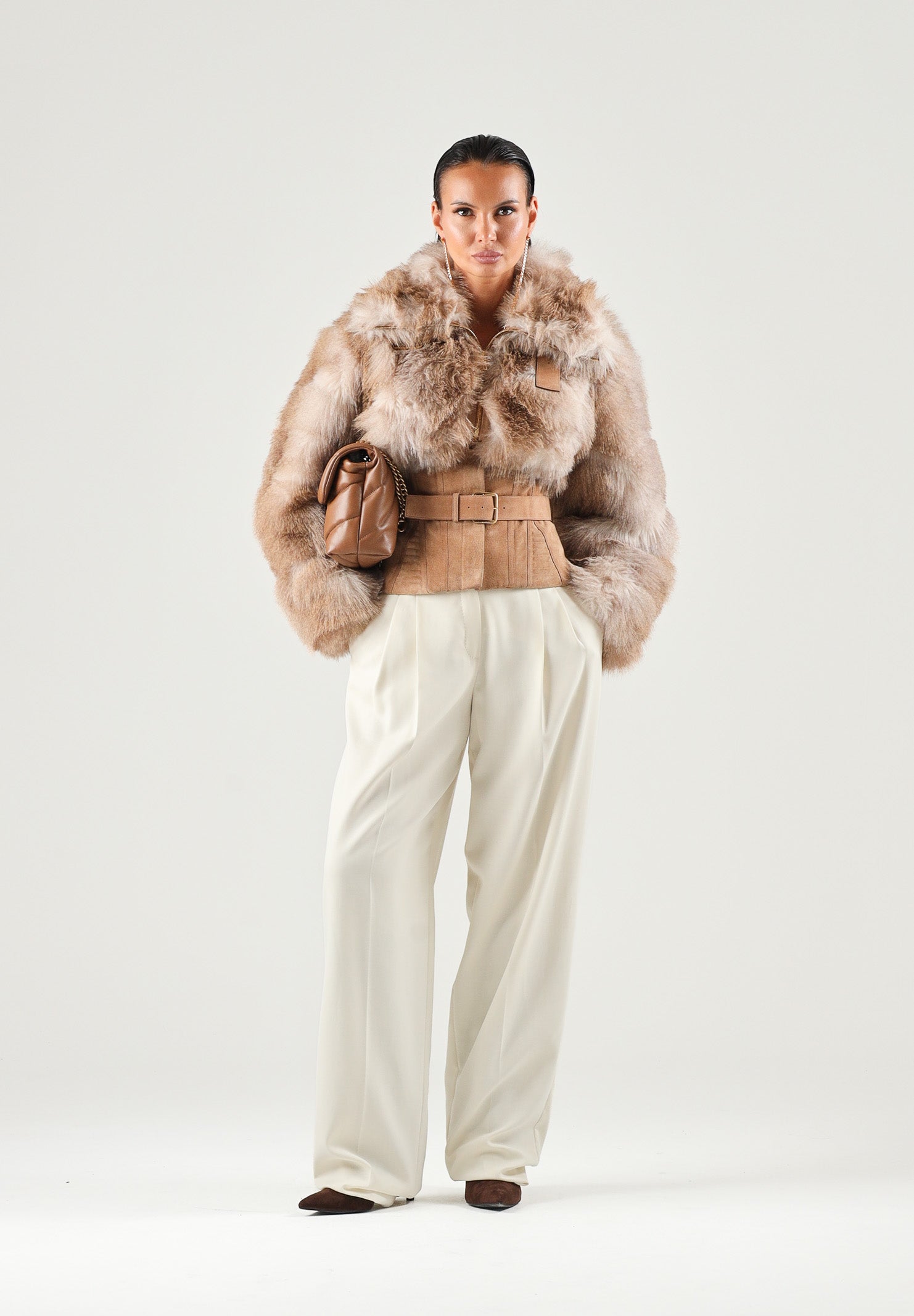 ELISABETTA FRANCHI Pelliccia corta daino-ocra da donna con cintura in vita. GB02A66E2 AI6 ELISABETTA FRANCHI 