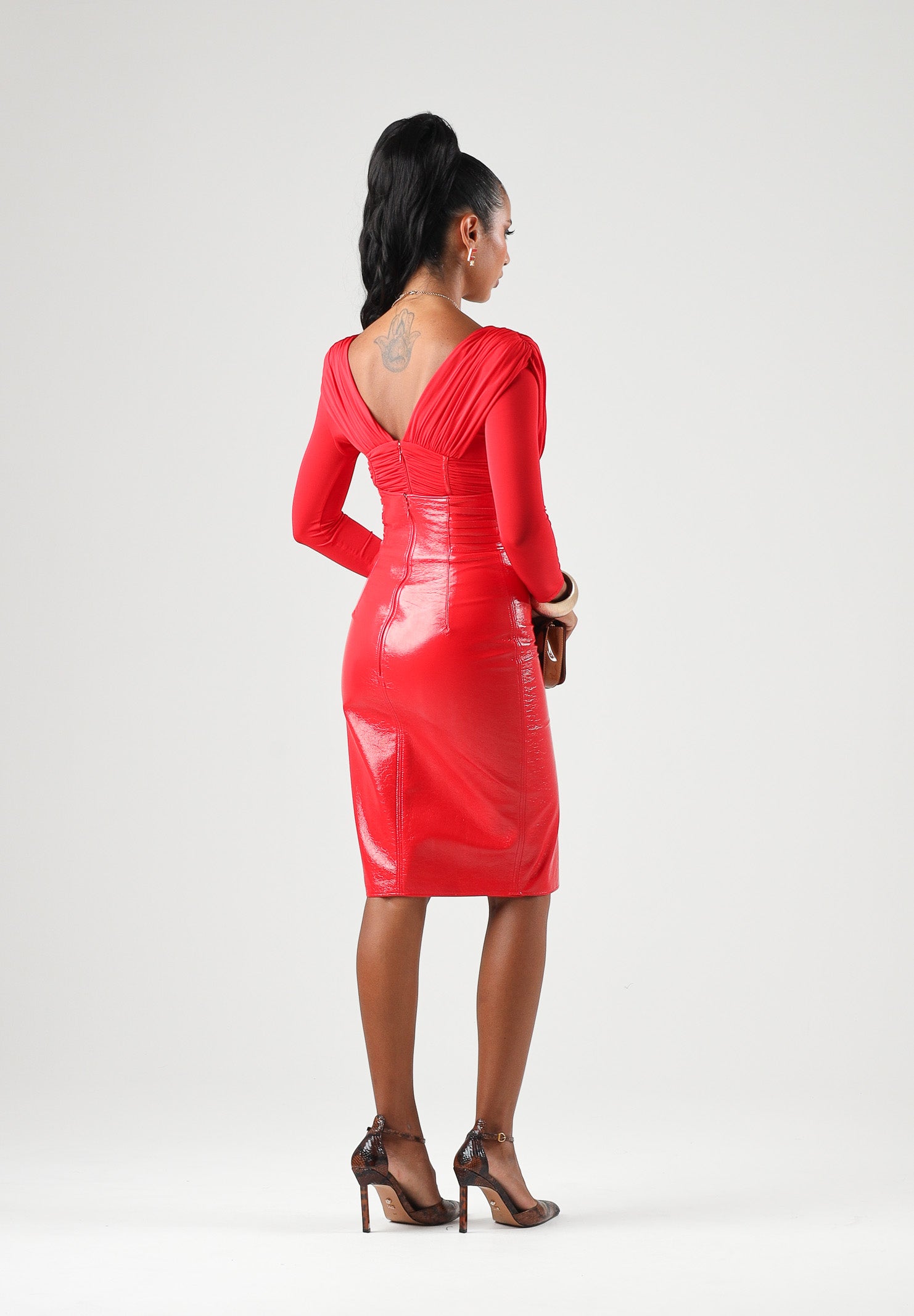 ELISABETTA FRANCHI Gonna midi red passion rossa da donna con vita alta arricciata e spacco frontale centrale. GO24167E2 CG5 ELISABETTA FRANCHI 